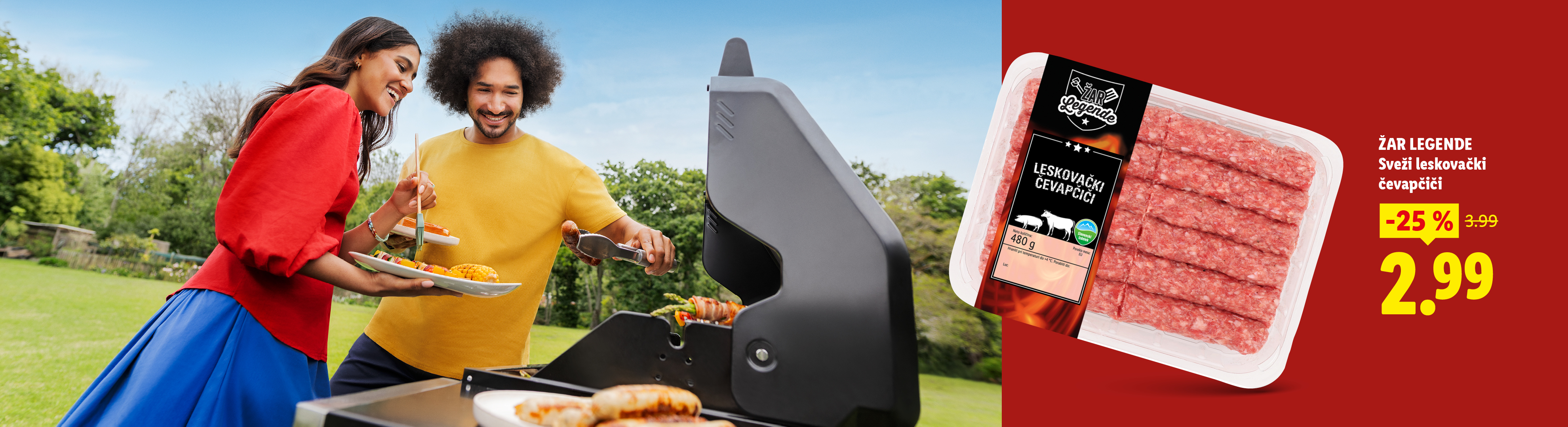 Par, ki peče na žaru, in pakiranje svežih čevapčičev s popustom.