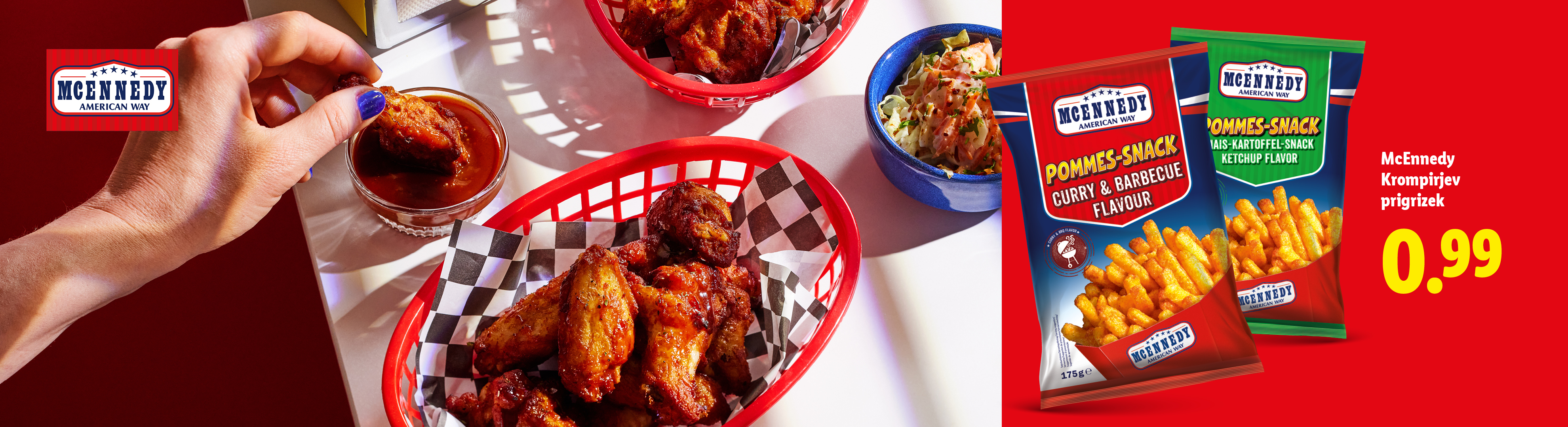 Pekač s piščančjimi perutničkami in skleda s solato, poleg pa dva paketa krompirjevih prigrizkov.