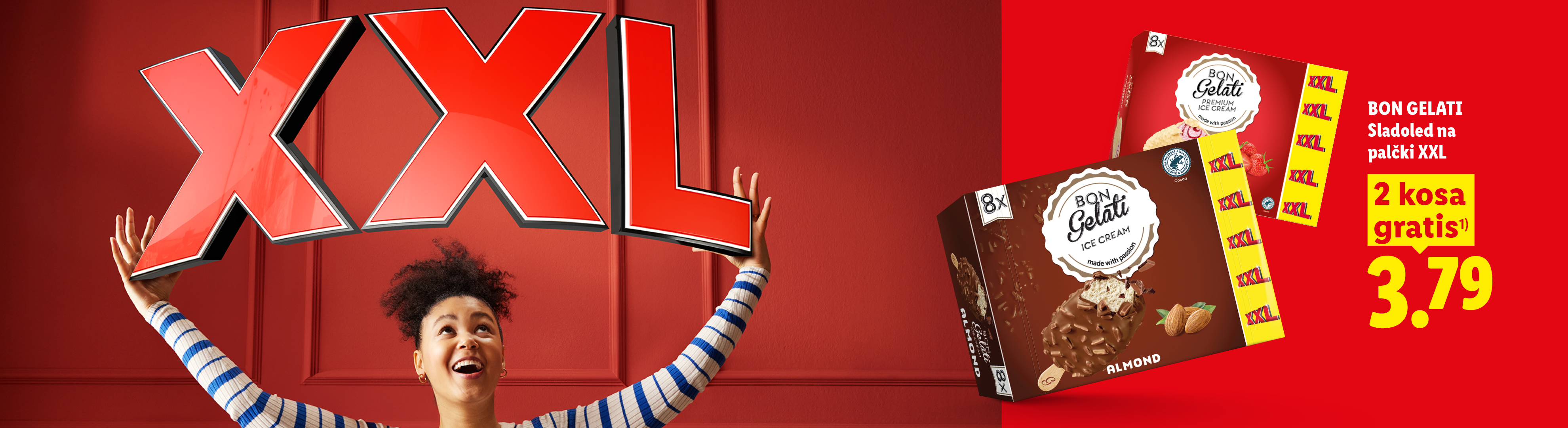 Ženska drži napis 'XXL', ob njej pa so škatle sladoleda na palčki z napisom '2 kosa gratis' in cena 3,79.