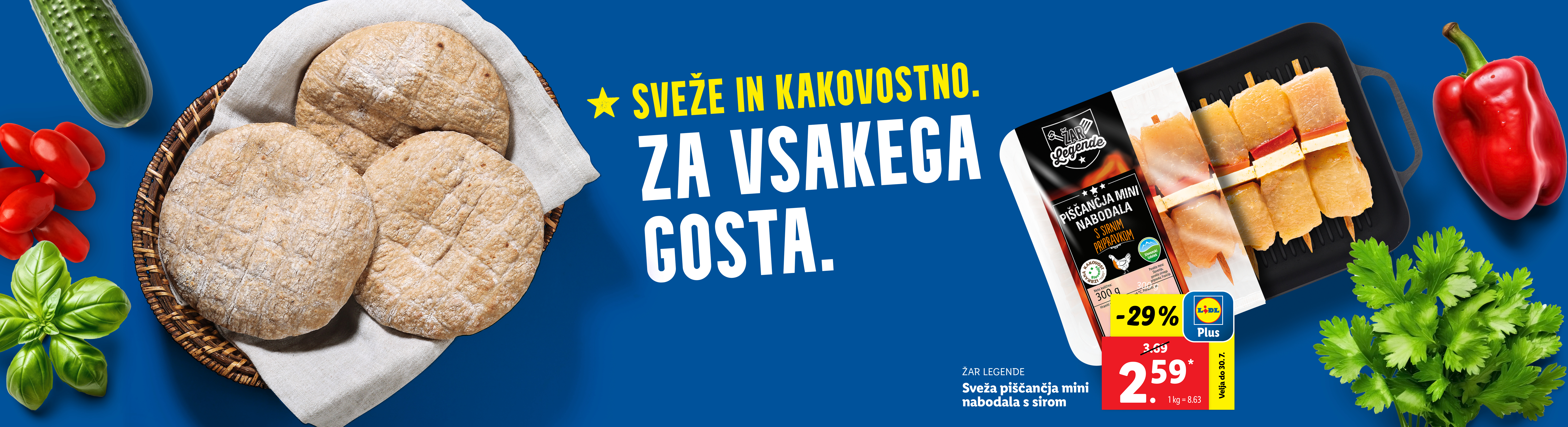 Lidl-ova ponudba svežega piščančjega mesa na nabodalih s sirom in pita kruh.