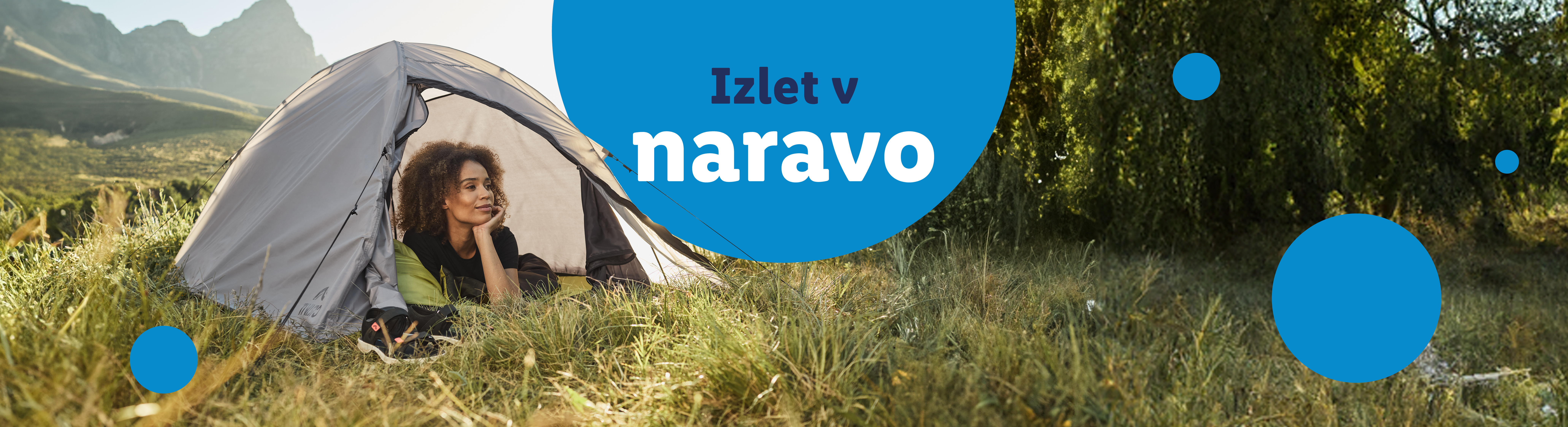 Ženska se sprošča v šotoru v naravi.