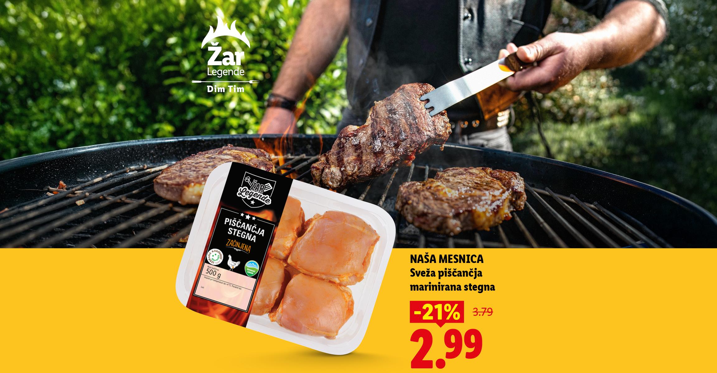 Marinirana piščančja stegna v pakiranju in meso na žaru, z napisom -21% in cena 2,99.