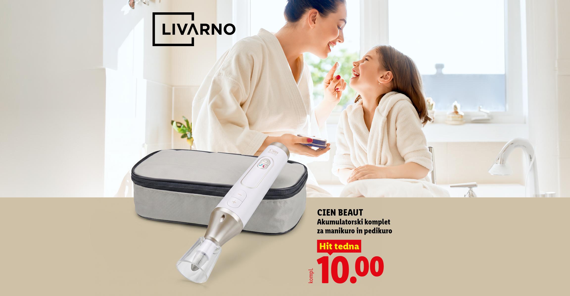 Ženska in deklica si nanašata kremo na obraz, poleg je komplet za manikuro in pedikuro.