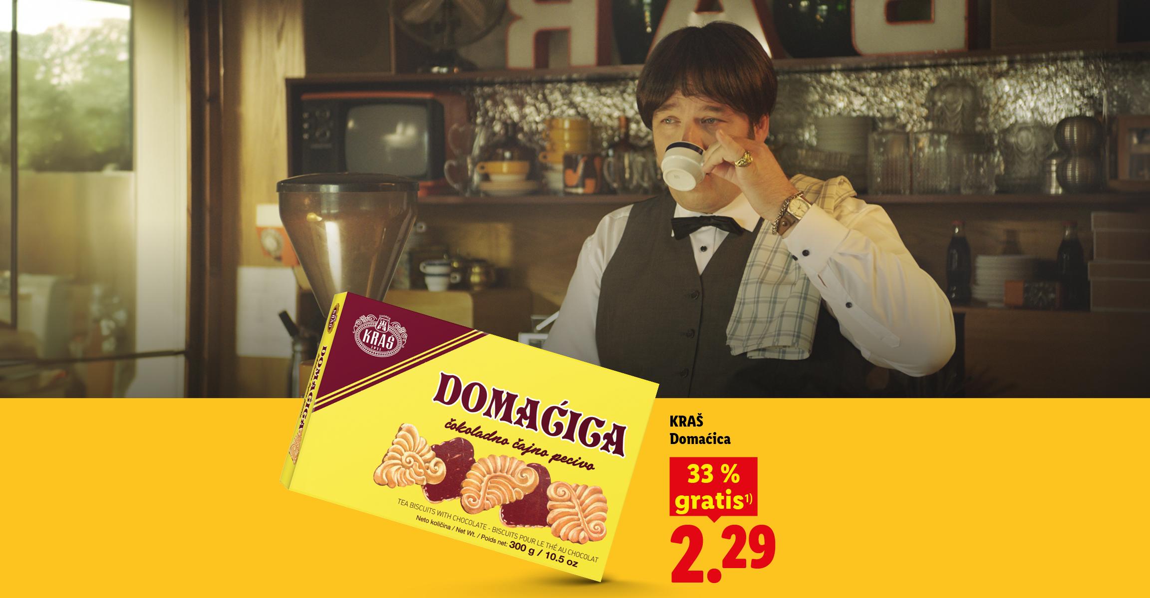 Škatla čajnih piškotov s čokolado, z napisom »33 % gratis« in ceno 2,29, ob dveh osebah v retro stilu.