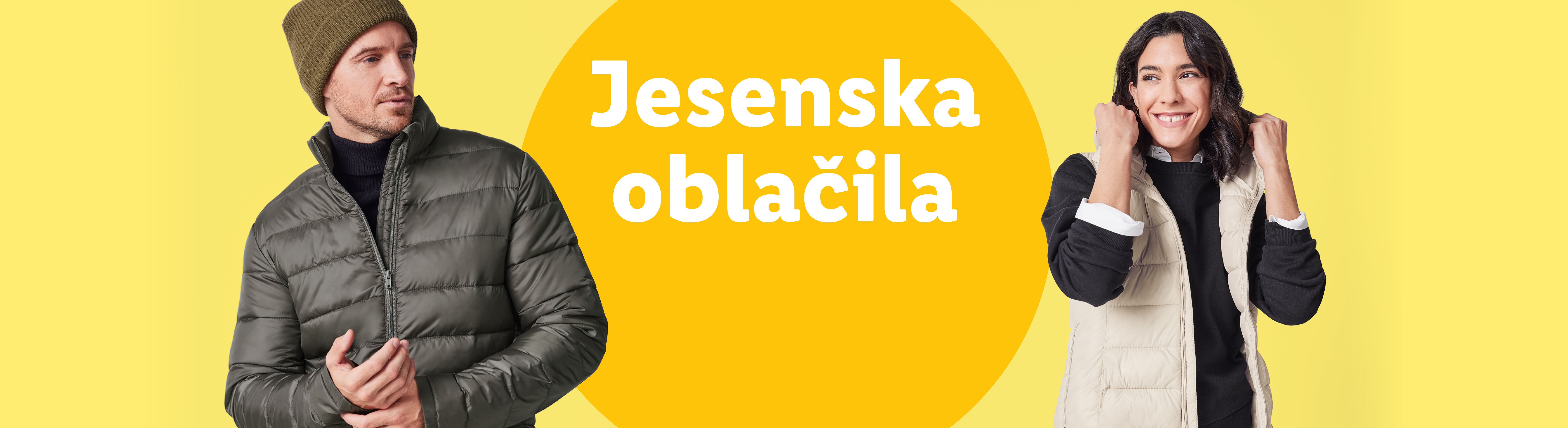 Moški in ženska v jesenskih oblačilih, vključno z napihljivimi jaknami in puloverji.