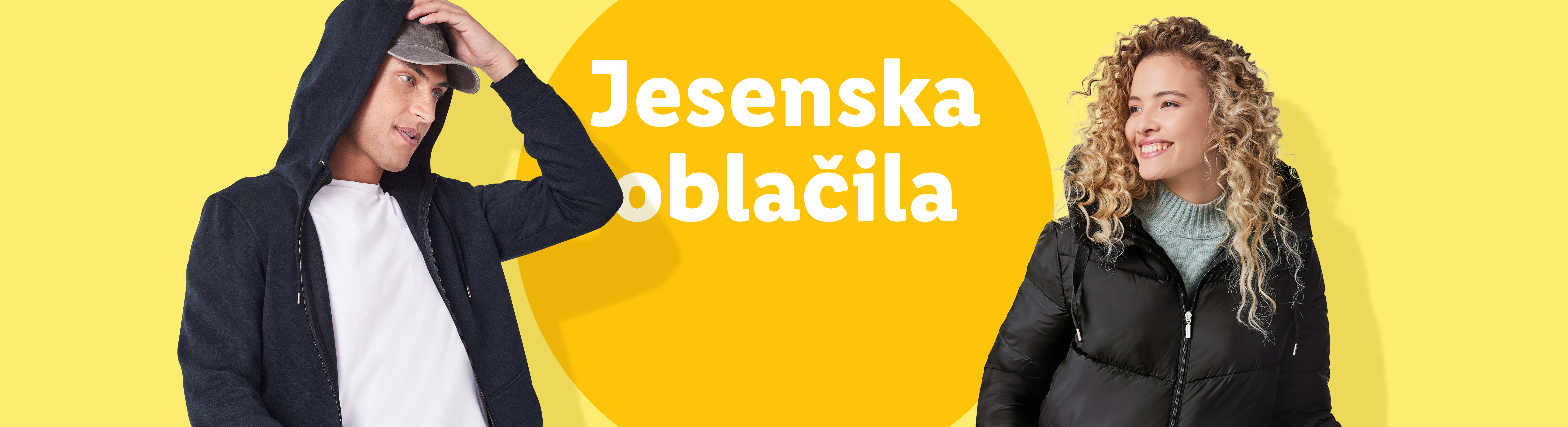 Moški v jopici in ženska v puhovki, z napisom »Jesenska oblačila«.