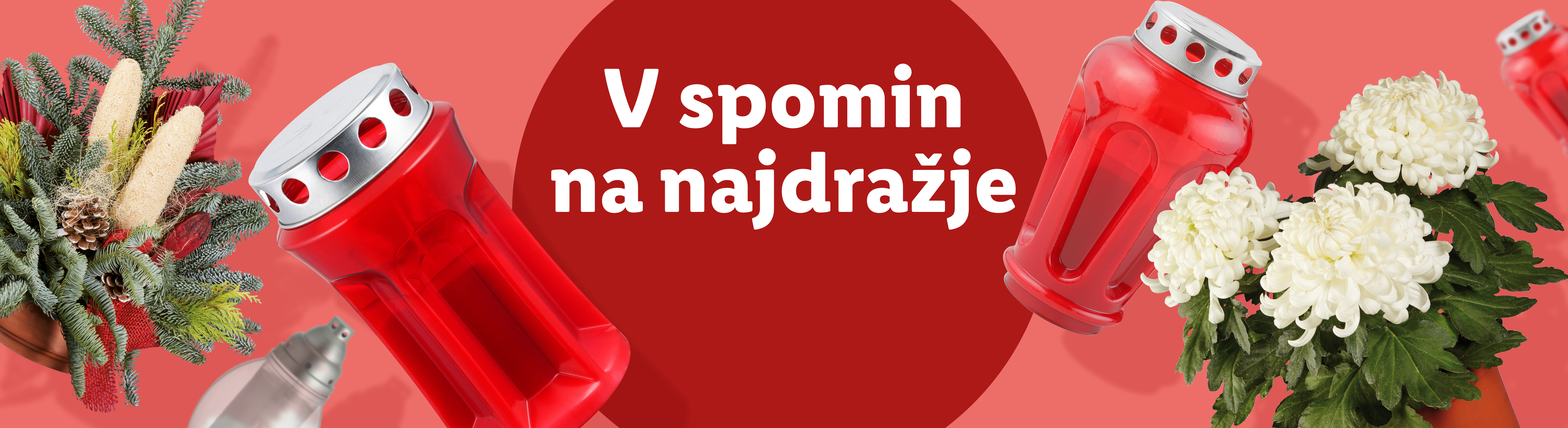 Rdeče nagrobne sveče in cvetlični aranžmaji z napisom »V spomin na najdražje«.
