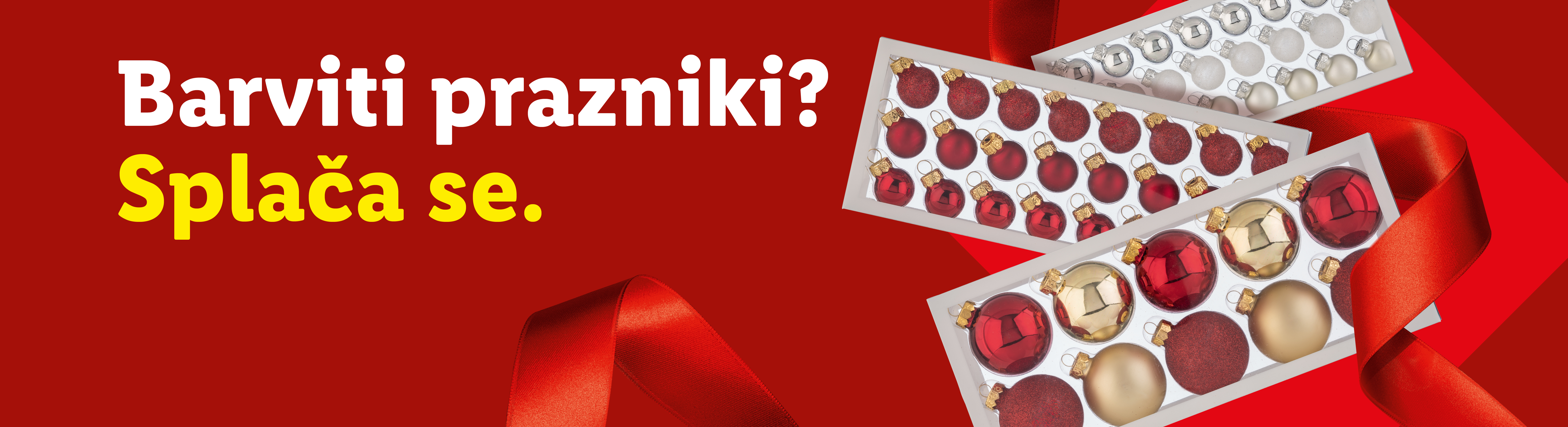 Božični okraski v rdeči, zlati in srebrni barvi, z rdečim trakom in napisom: Barvati prazniki? Splača se.
