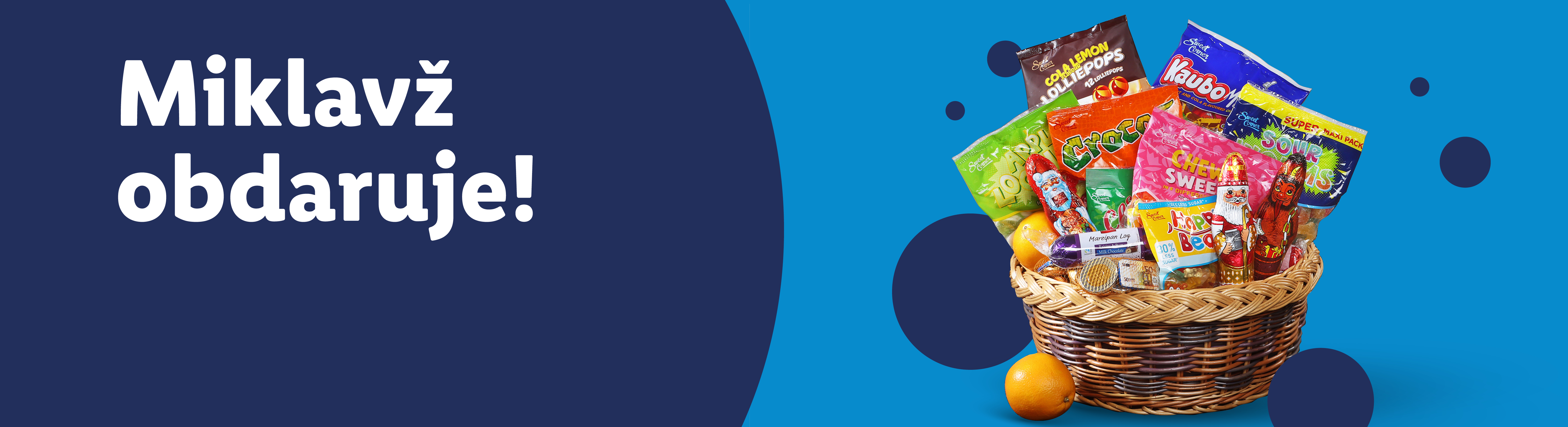 Miklavž obdaruje! Pletena košara, polna sladkarij, lizik, čokolade in pomaranč.