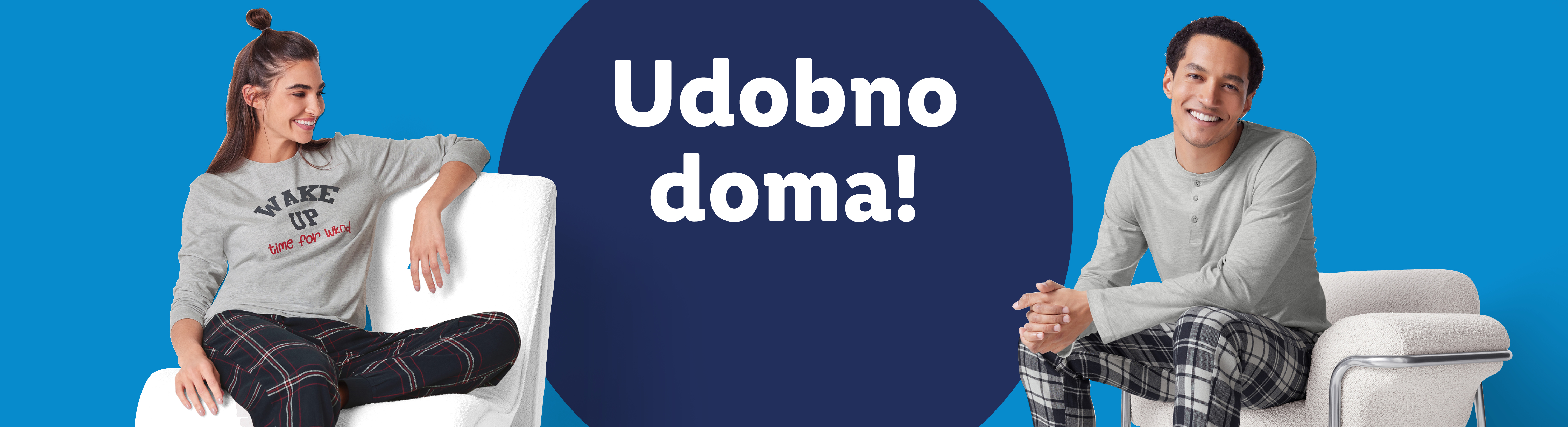 Moški in ženska v udobnih pižamah, sedita na stolih, z napisom 'Udobno doma!' v sredini.