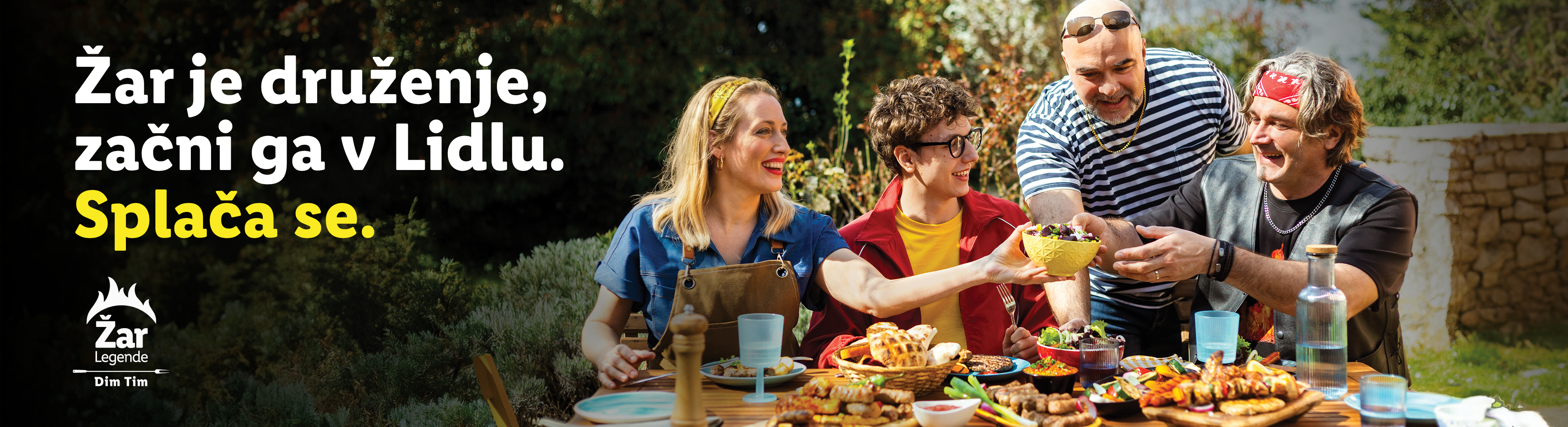 Prijatelji uživajo v pikniku z žarom, polnim mesa, zelenjave in solat. Besedilo: Žar je druženje, začni ga v Lidlu. Splaca se.