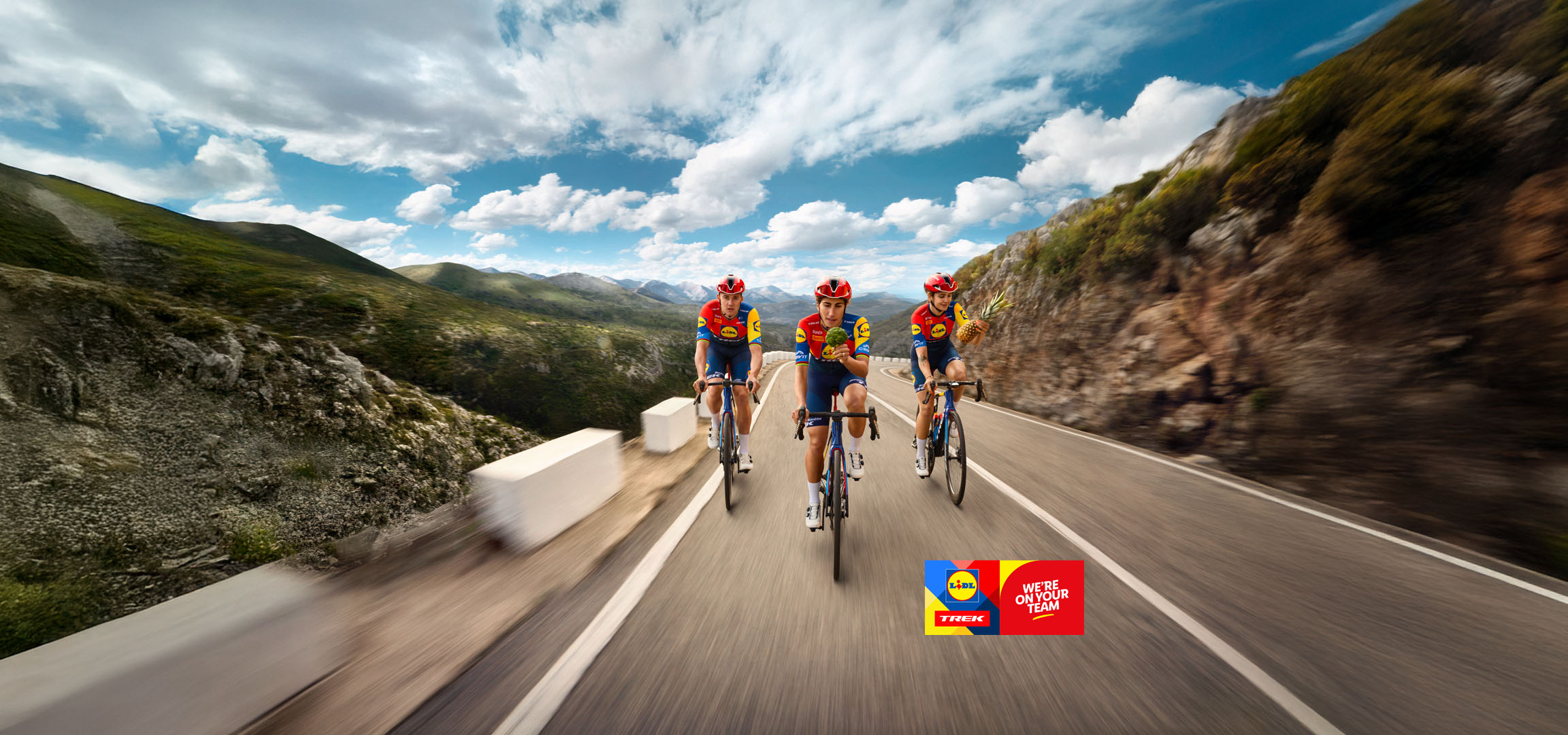 Trije kolesarji ekipe Lidl-Trek na gorski cesti.