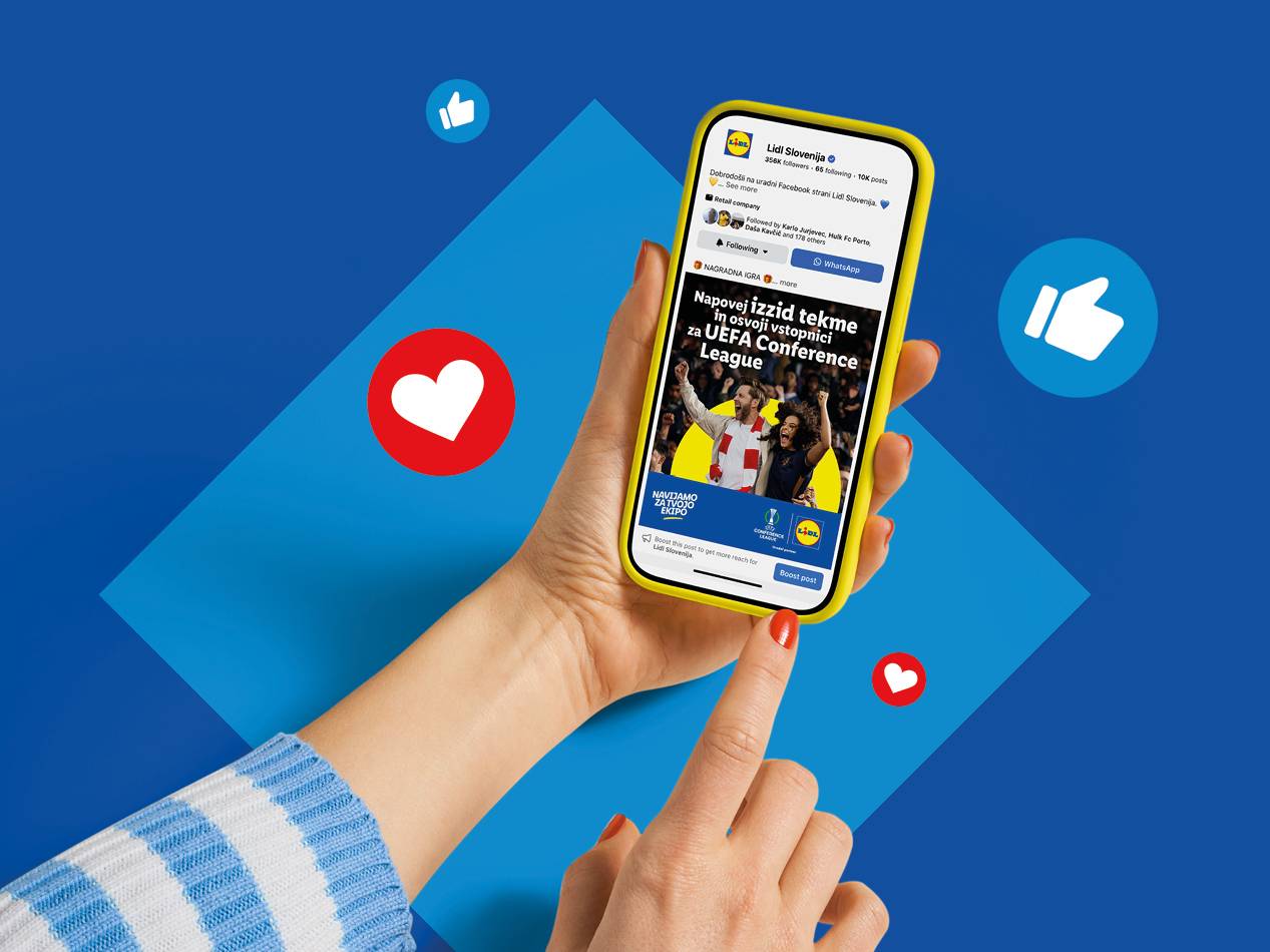 Roka drži telefon z objavo o napovedi rezultata tekme za vstopnice za UEFA Conference League.