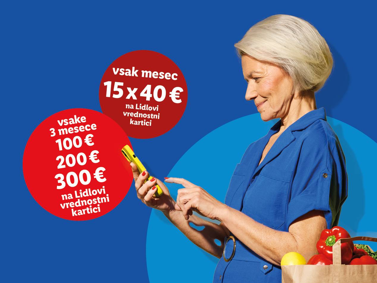 Ženska brska po telefonu, ob njej pa sta rdeča balona z besedilom o nagradah na vrednostni kartici.