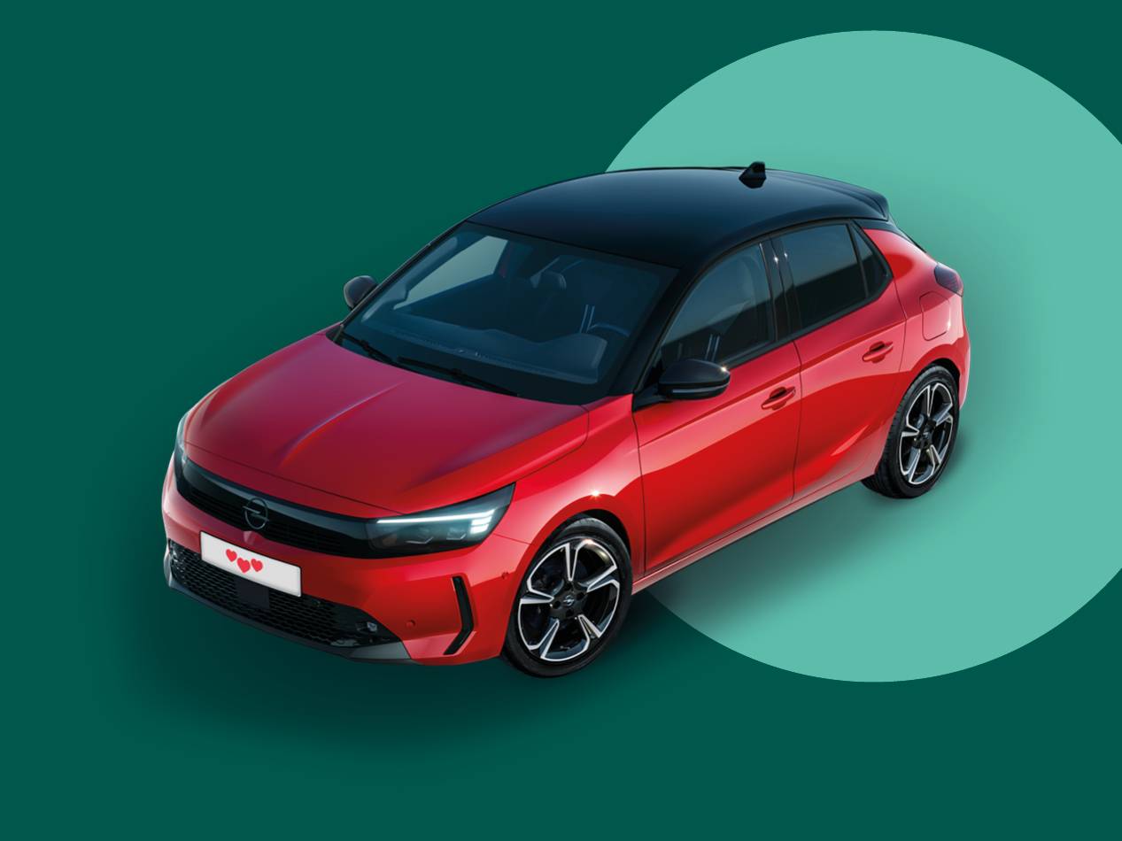 Rdeč avto s črno streho, parkiran na zelenem ozadju z velikim svetlozelenim krogom.