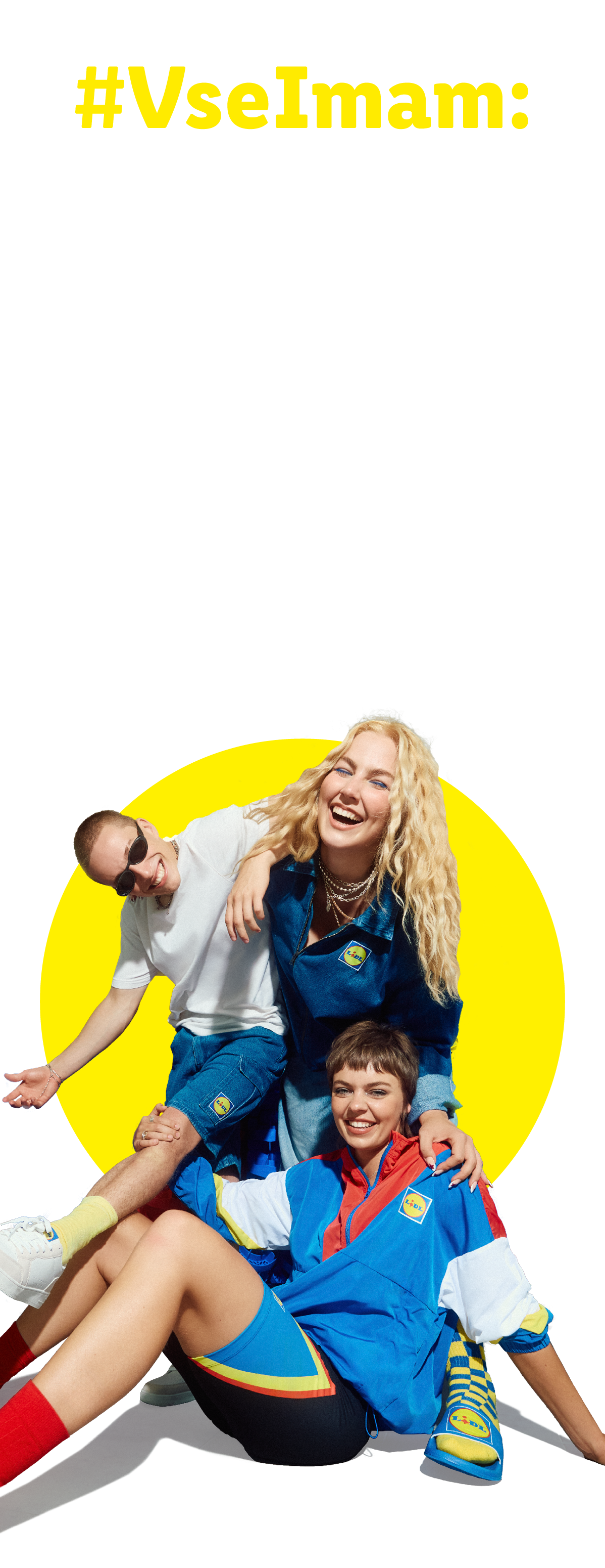 Trije mladi v oblačilih Lidl, vključno z denim jakno in kratkimi hlačami, na rumenem ozadju.