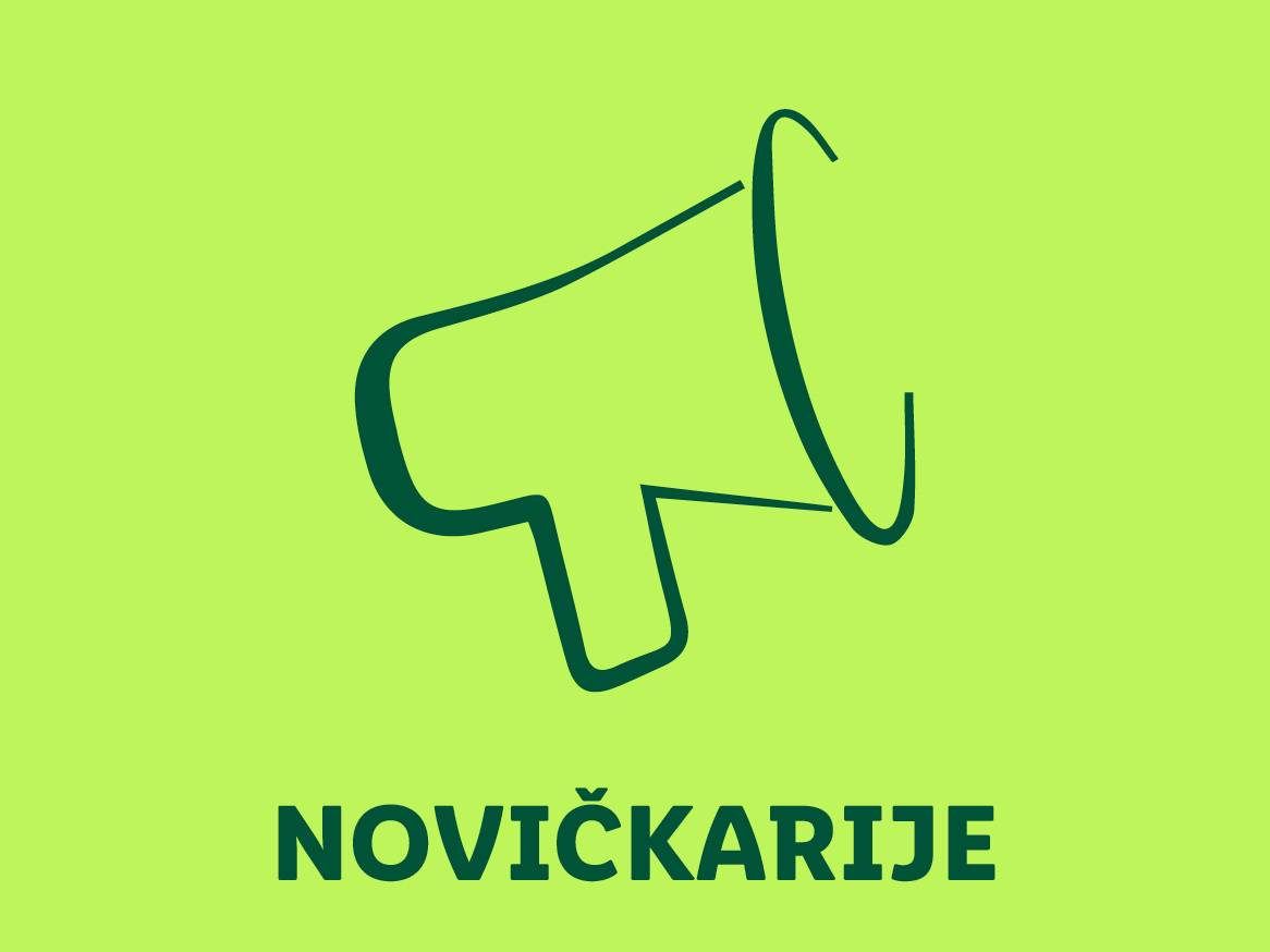 Zvočnik in napis NOVIČKARIJE na svetlo zelenem ozadju.