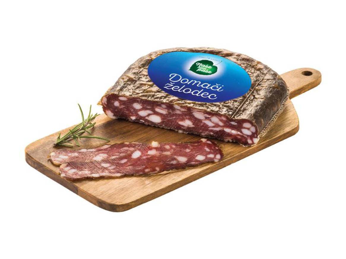 Domaći Želodec salama na lesenem desku.