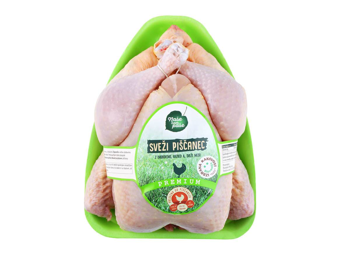Svež piščanec premium kakovosti, pakiran v zeleni posodi.