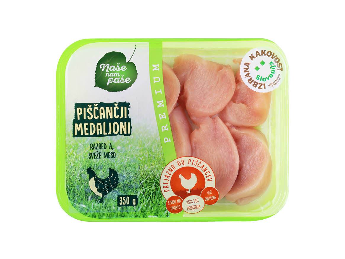 Pakiranje piščančjih medaljonov premium kakovosti.