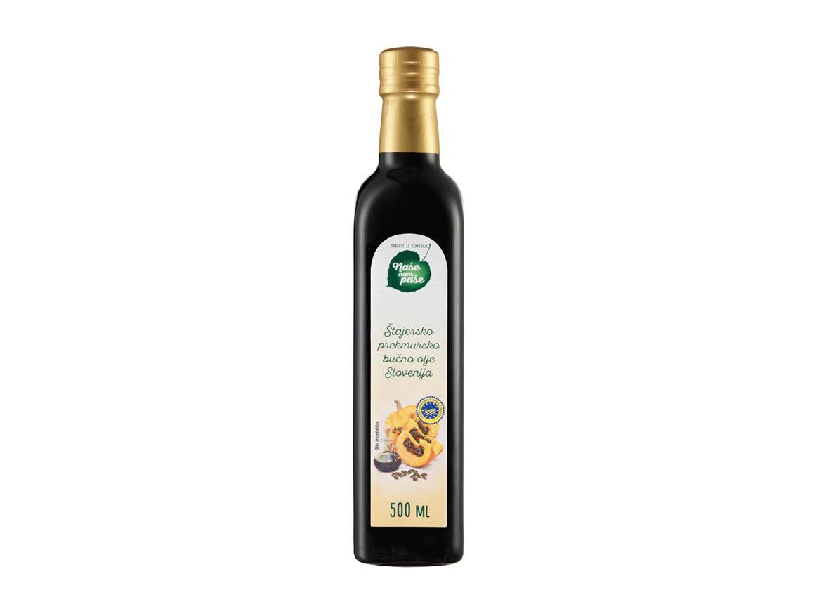 Steklenska steklenica olja Naše polje s 500 ml prekmurskega bučnega olja iz Slovenije.