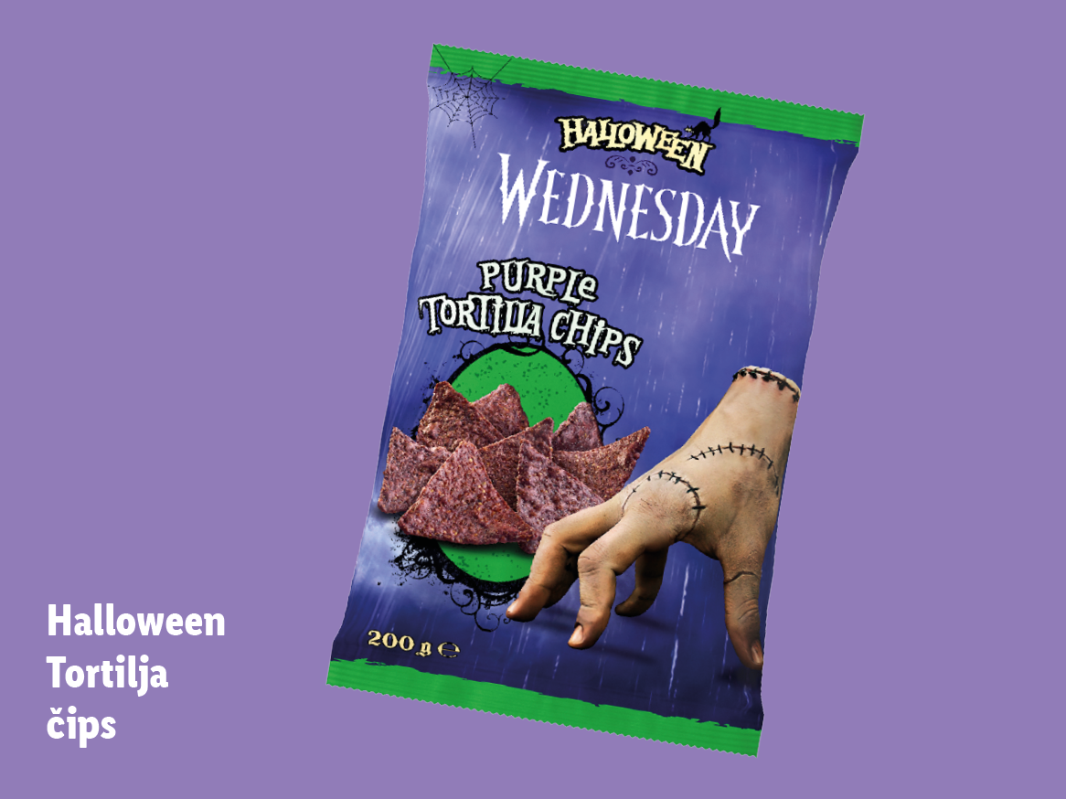 Paket vijoličnih tortilja čipsov z motivom Halloweena in roko, ki spominja na Stvar iz družine Addams.
