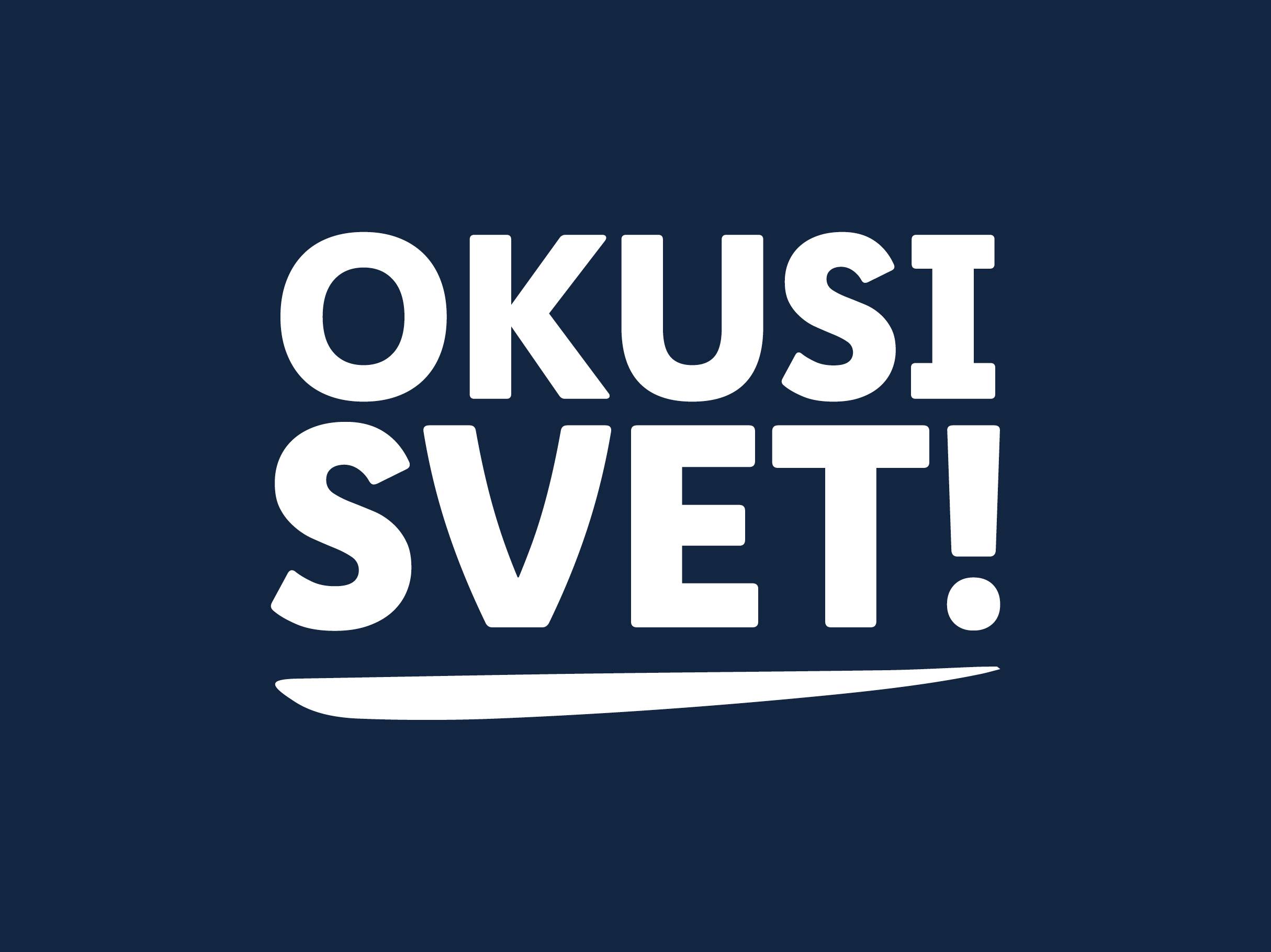 Napis 'OKUSI SVET!' v beli barvi na temno modri podlagi.