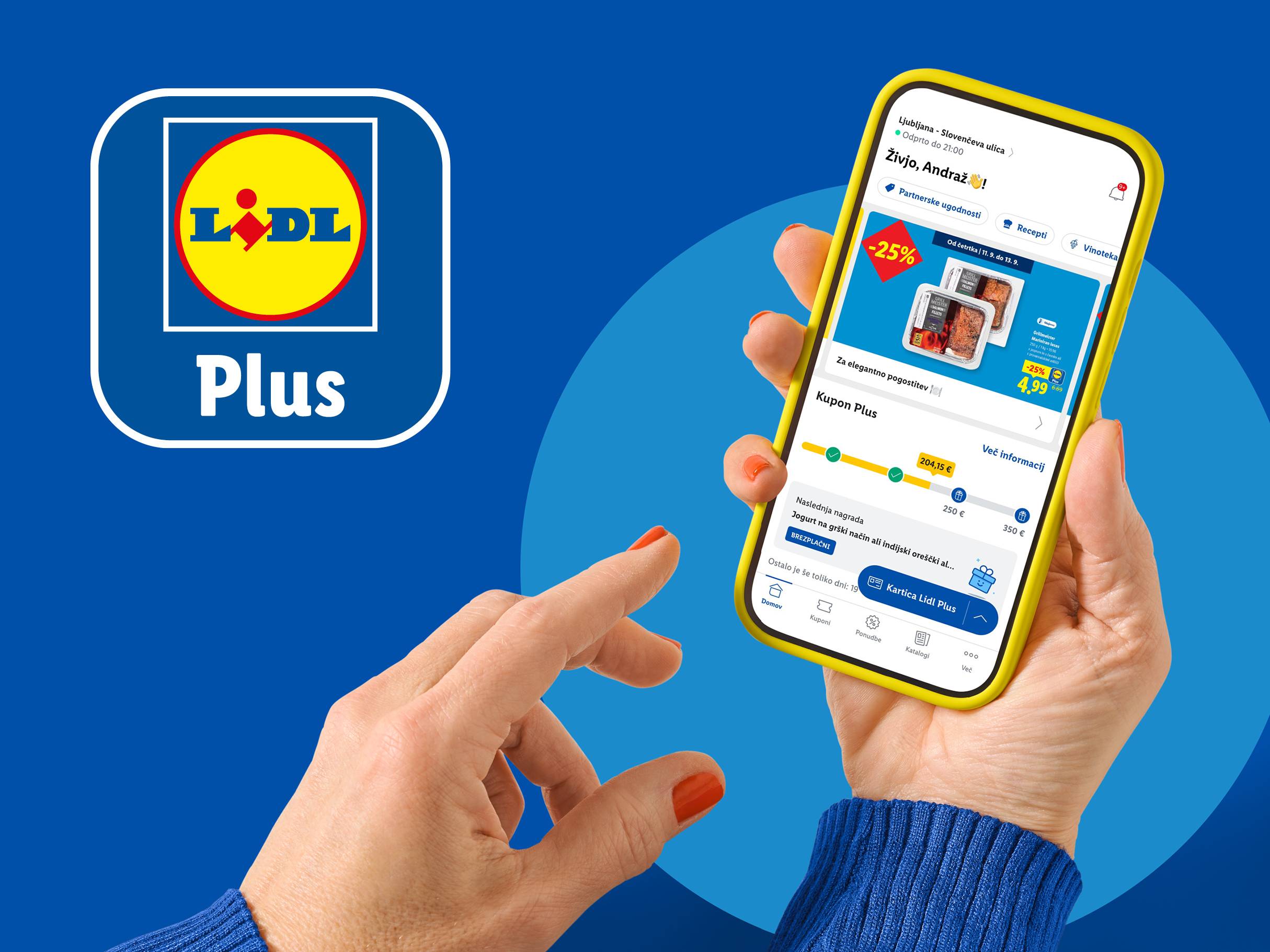 Ženska drži telefon z aplikacijo Lidl Plus, ki prikazuje ponudbe za lososove fileje in jogurt.