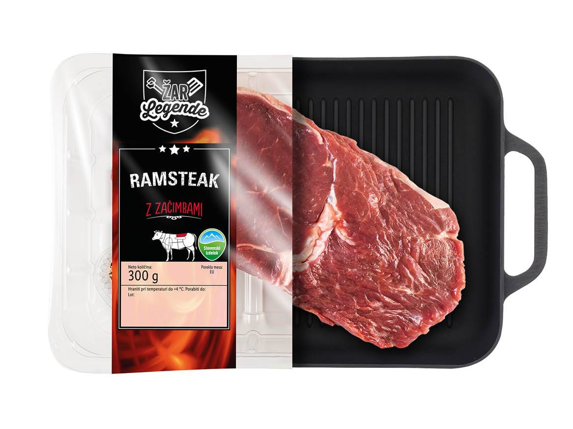 Pakirani ramstek z začimbami ZAR Legende na žaru.