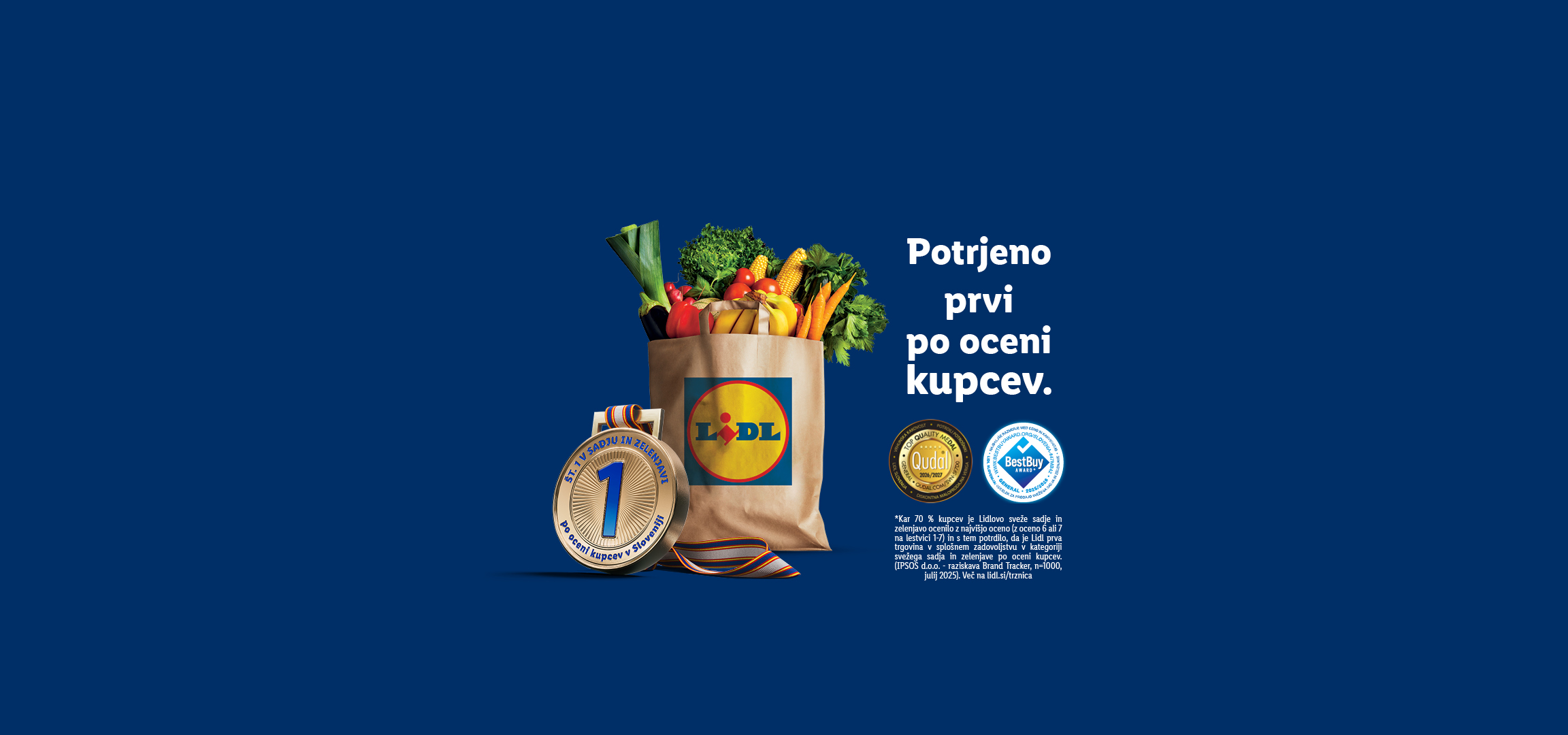 Nakupovalna vrečka, polna svežega sadja in zelenjave, z medaljami za kakovost in zadovoljstvo kupcev.