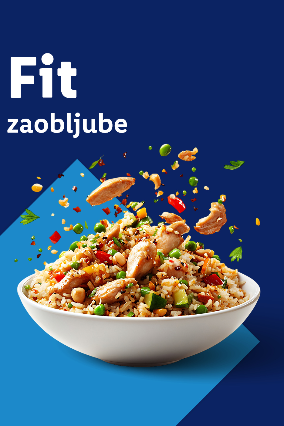 Skleda piščančjega riža z zelenjavo in oreščki, z napisom »Fit zaobjube«.