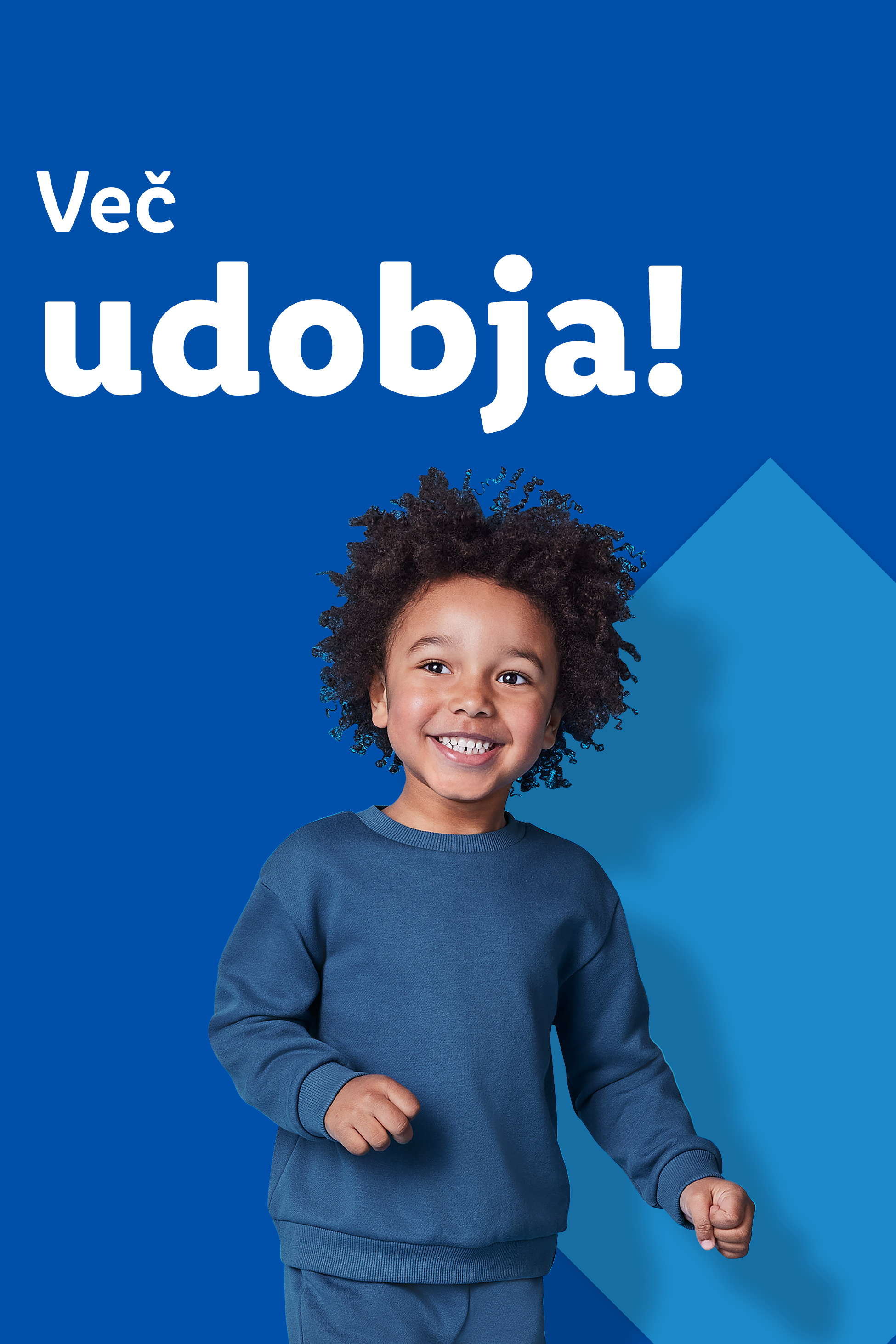 Nasmejan otrok v modri trenirki, z napisom »Več udobja!«