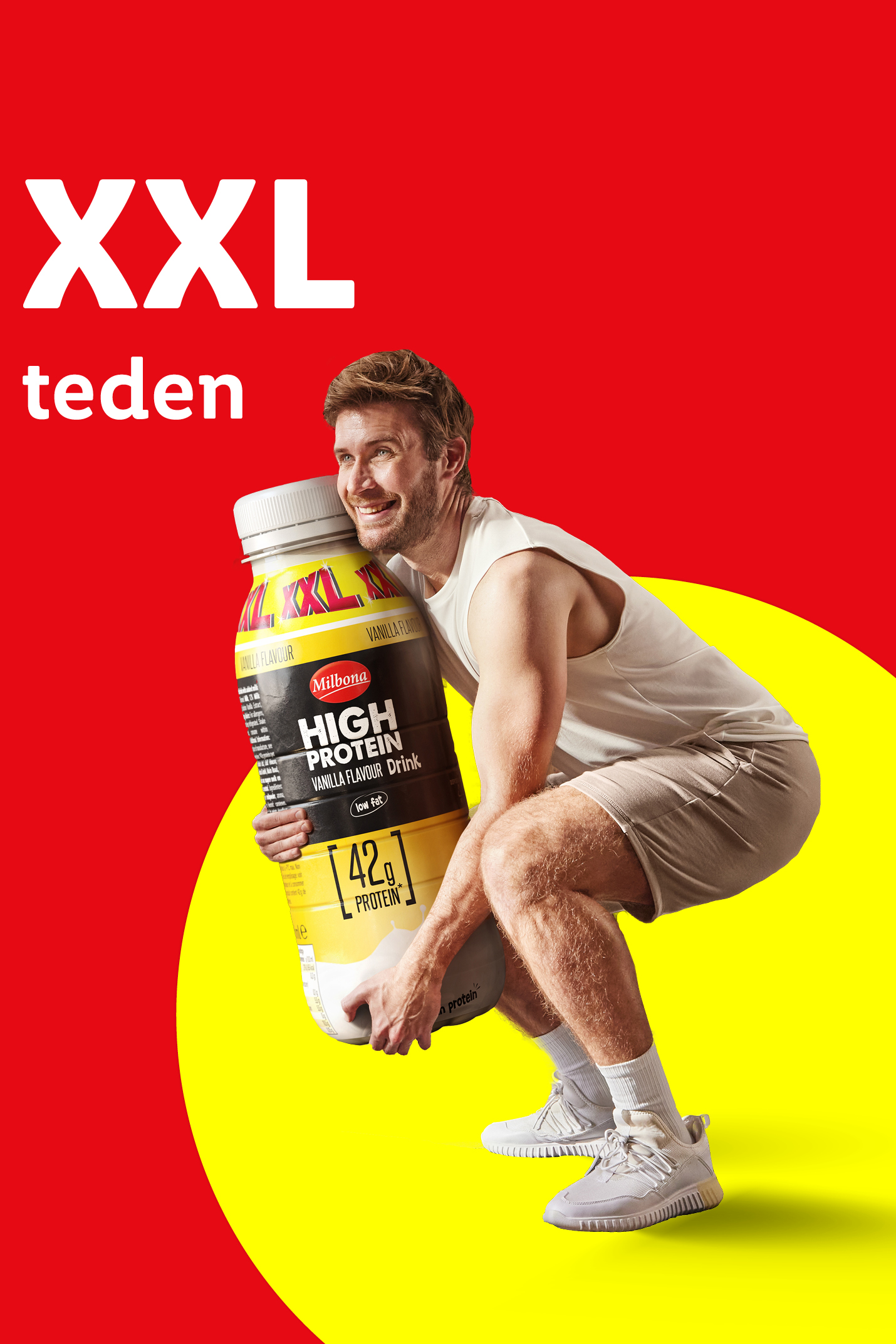 Moški objema veliko steklenico Milbona High Protein vanilijevega napitka, z napisom XXL teden.