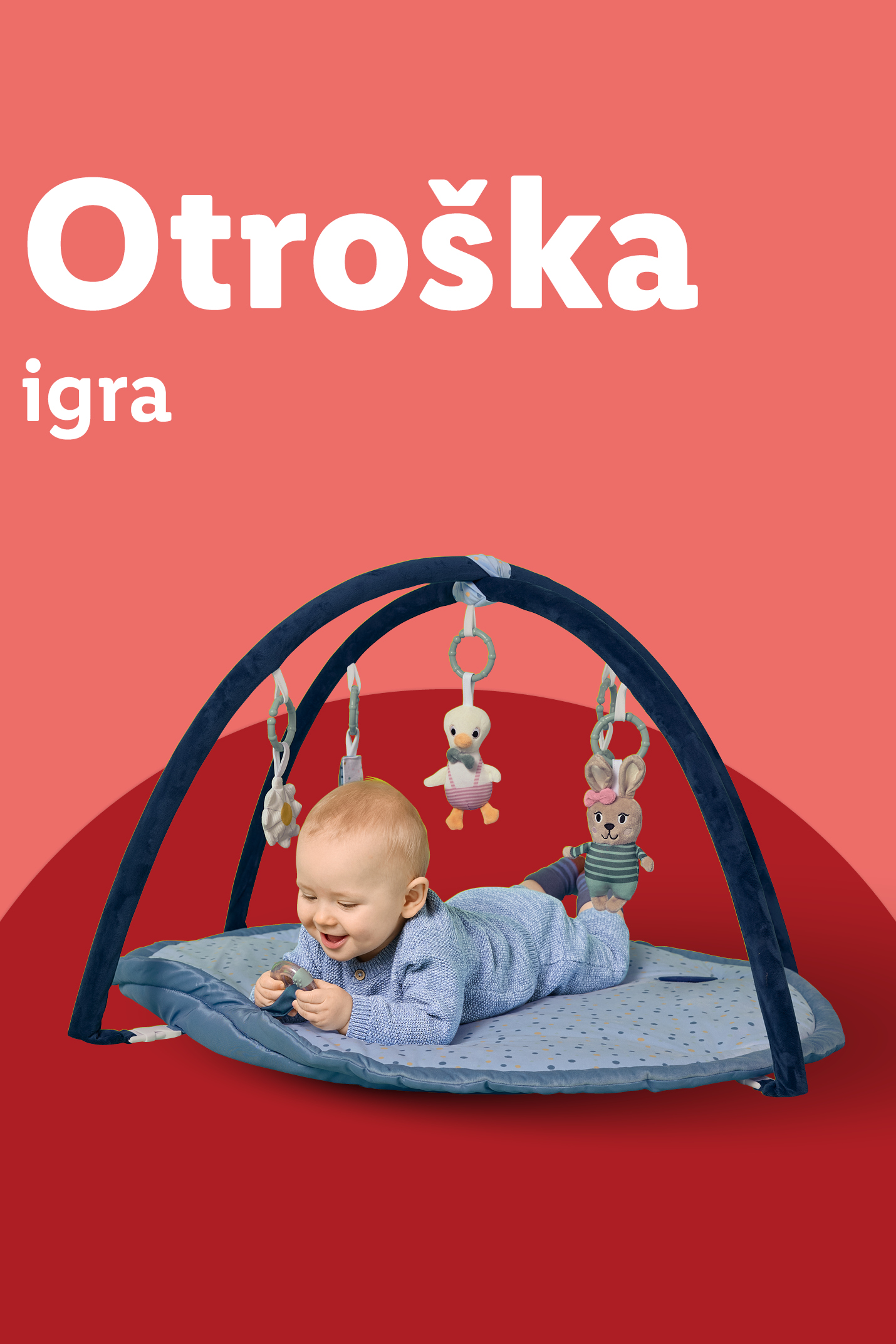 Dojenček se igra na igralni podlogi z visečimi igračami.