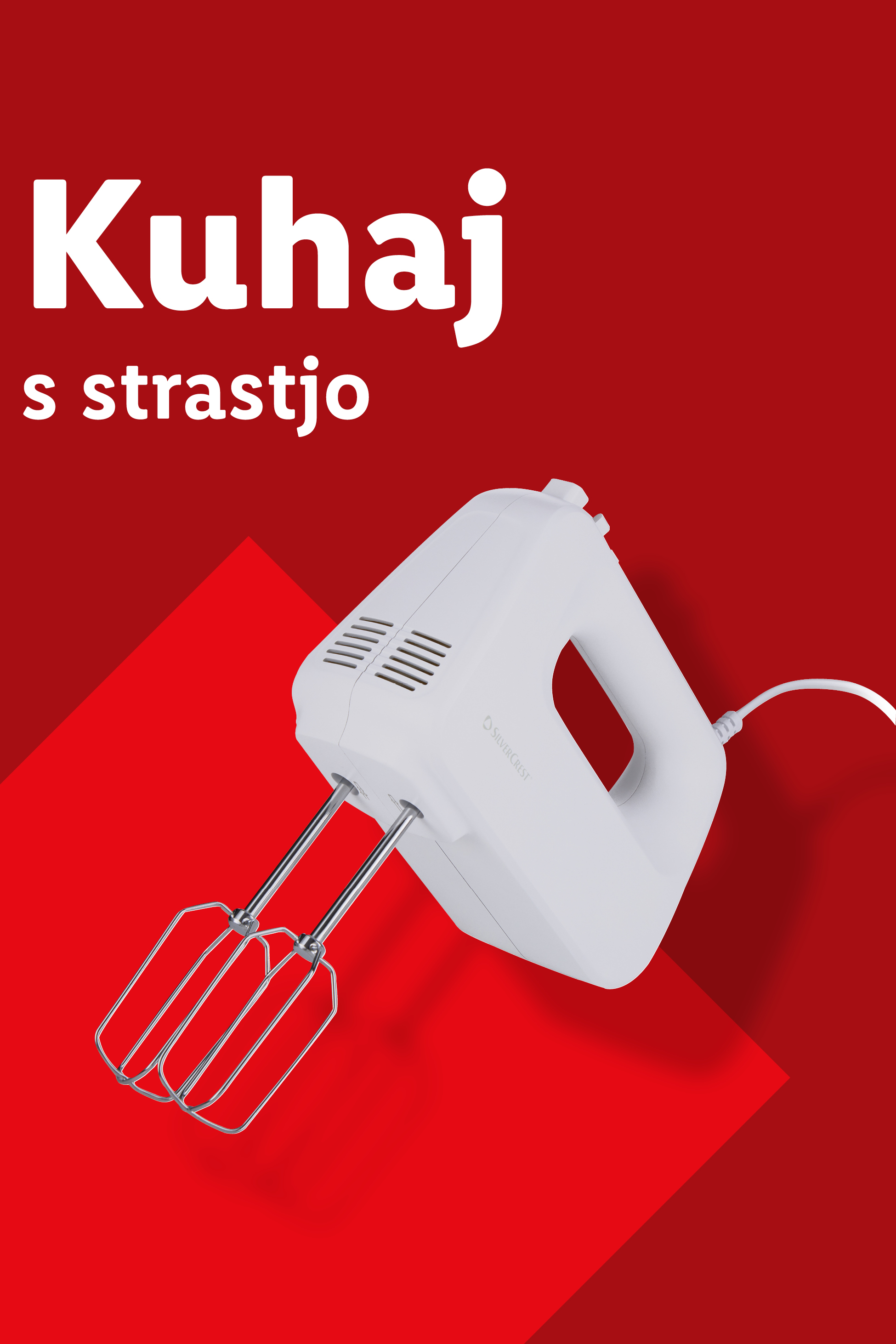Beli ročni mešalnik Silvercrest na rdečem ozadju z napisom »Kuhaj s strastjo«.