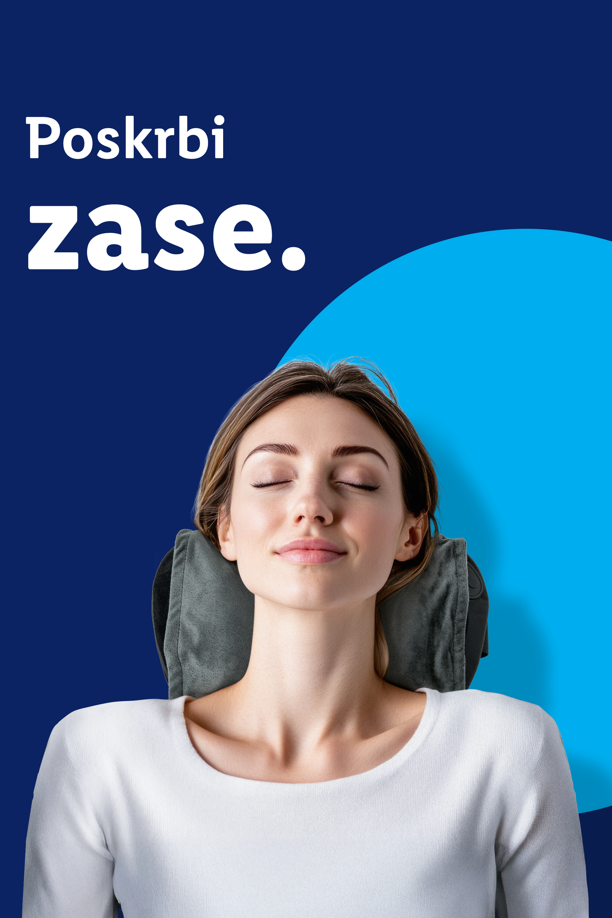 Ženska sproščeno leži na potovalnem vzglavniku. Besedilo: Poskrbi zase.