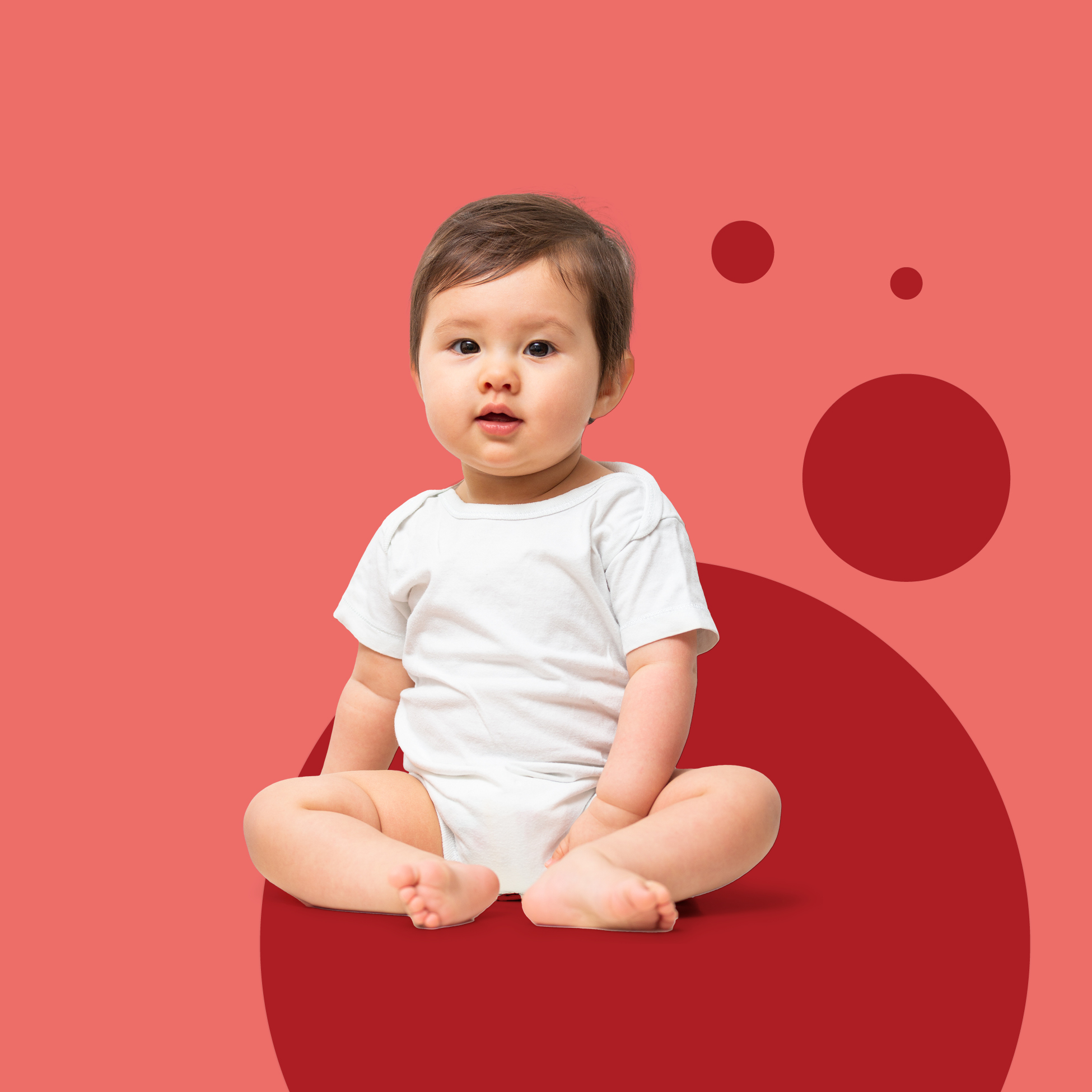 Dojenček v belem bodiju sedi na rdečem ozadju z rdečimi krogi.