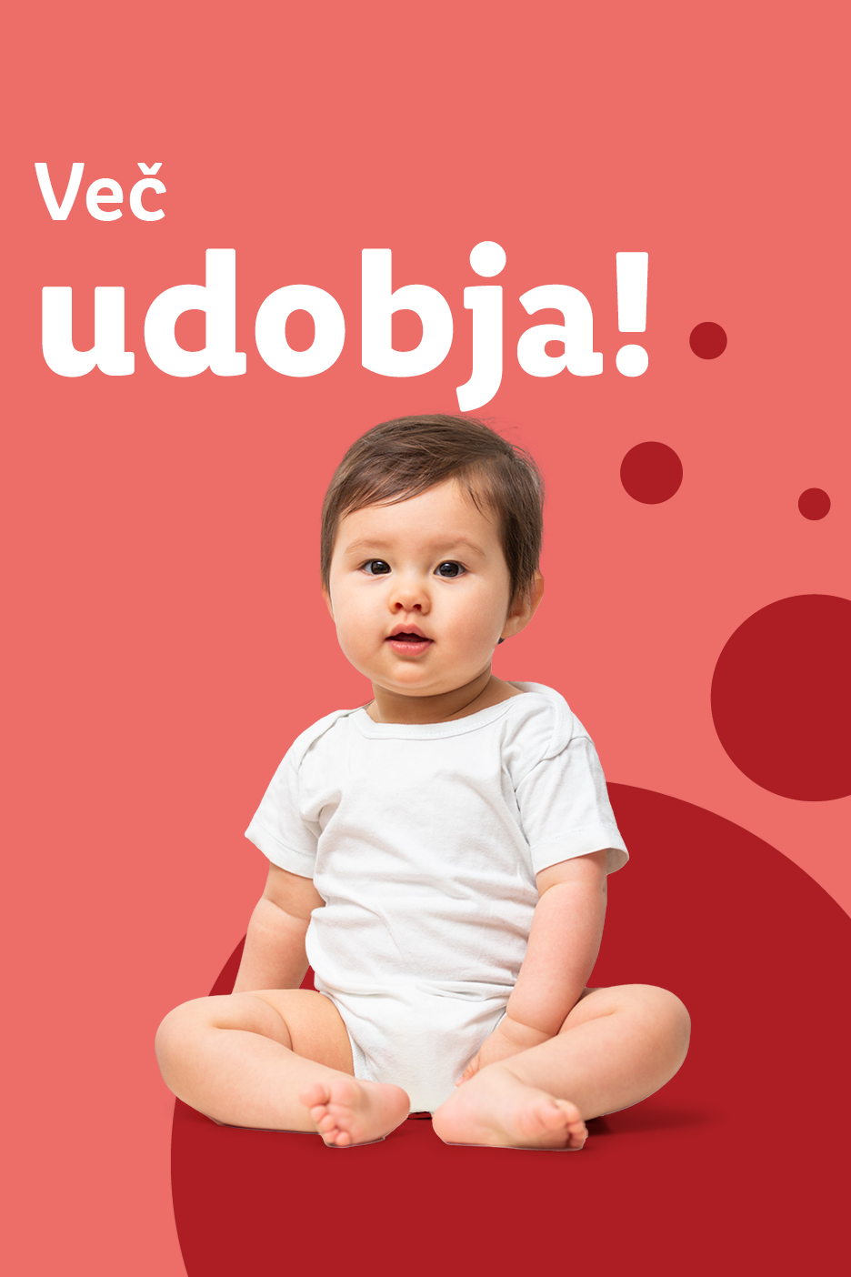 Dojenček v belem bodiju sedi na rdečem ozadju z napisom 'Več udobja!'.