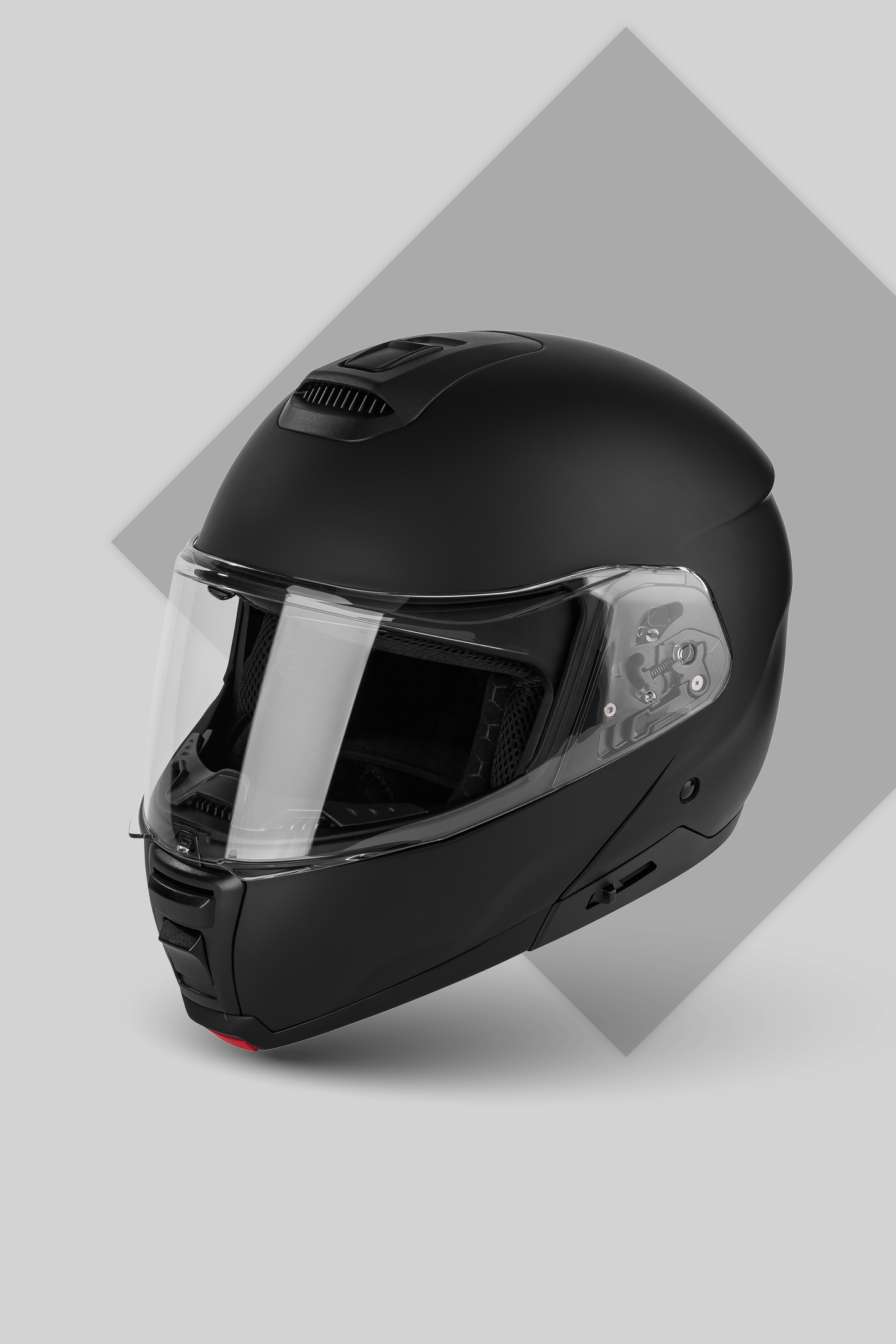 Črna motoristična čelada z vizirjem, postavljena na sivo-belo ozadje.