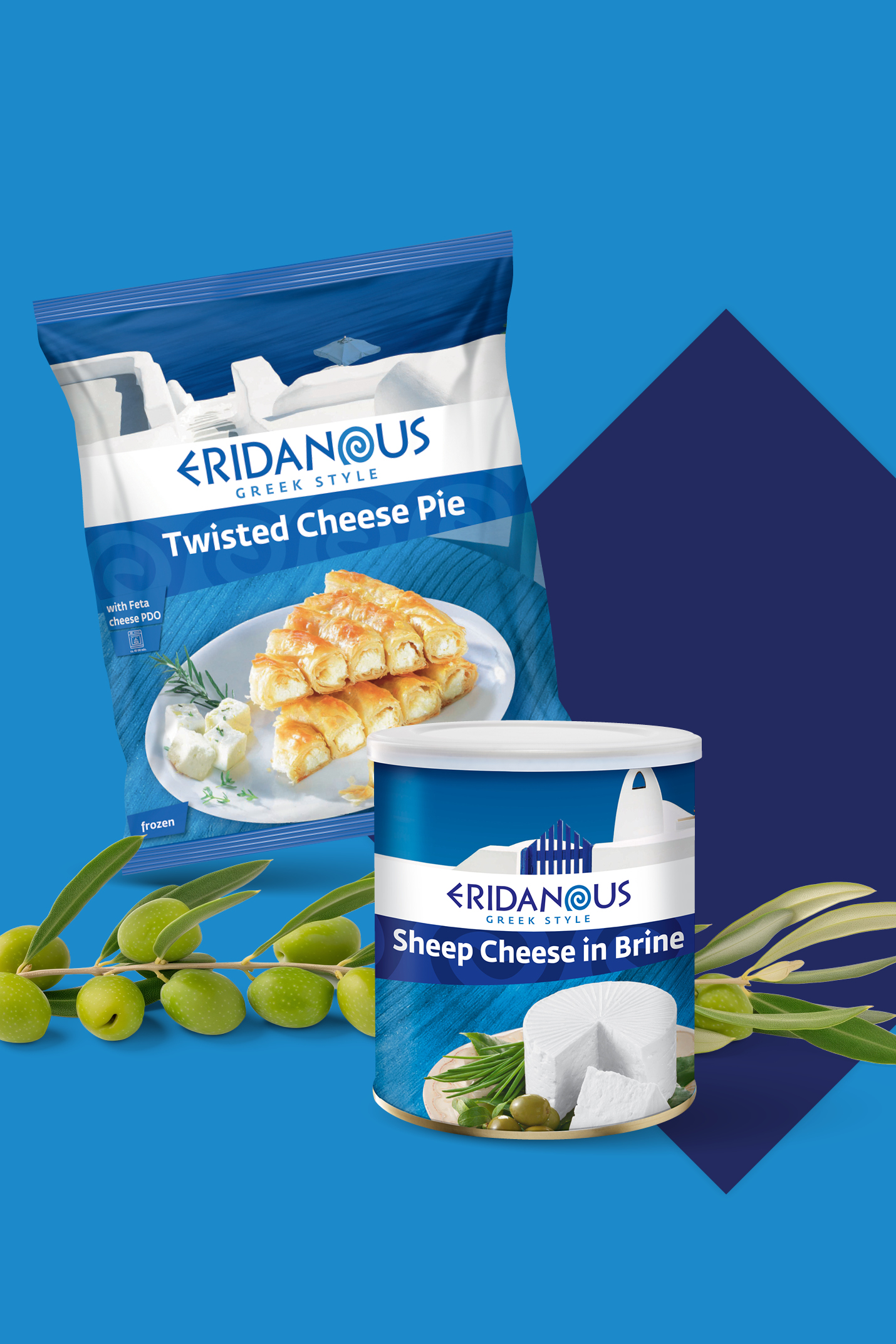 Grška pita s sirom in ovčji sir v slanici, oboje v grškem slogu, z oljkami.