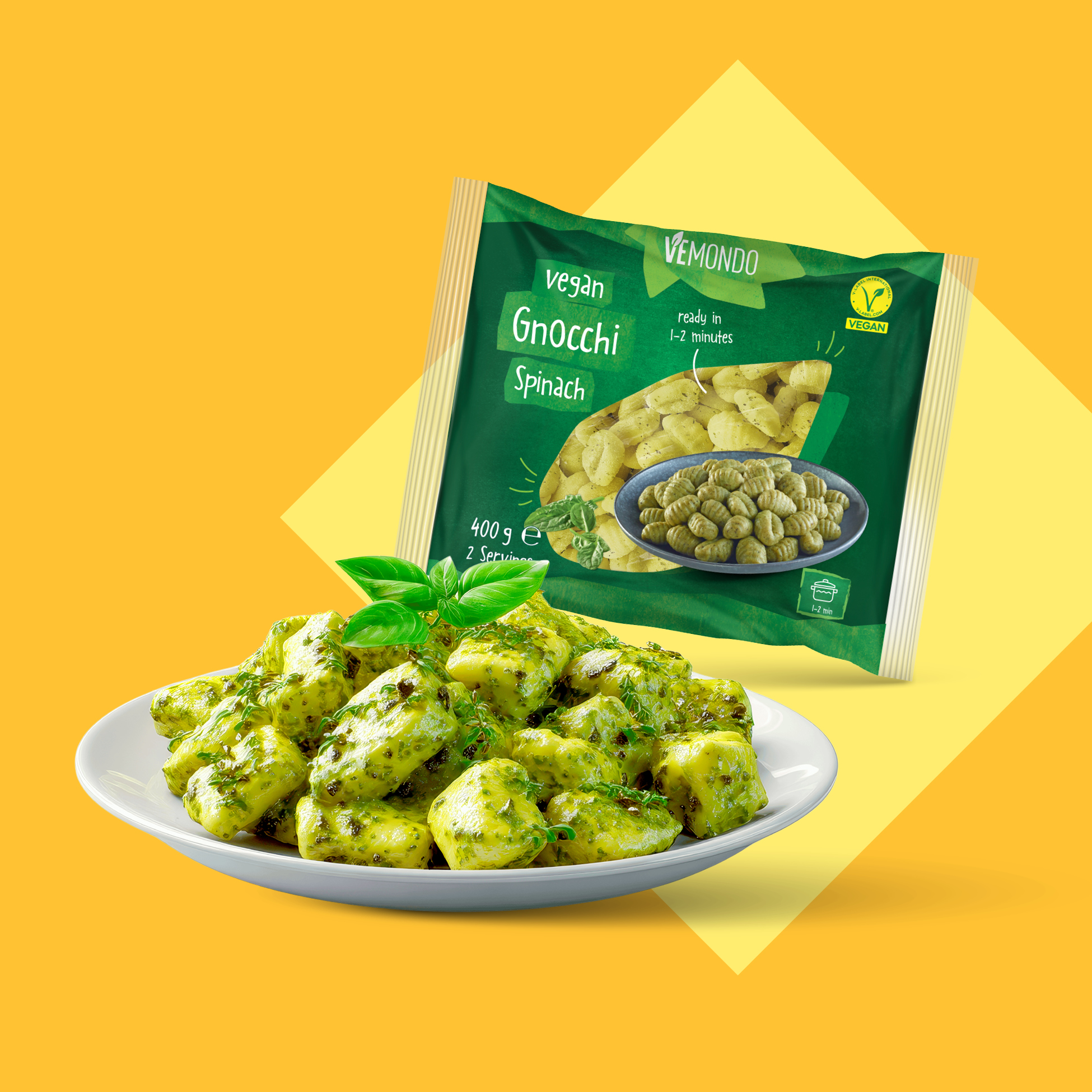 Veganski njoki s špinačo v pakiranju in na krožniku, pripravljeni v 1-2 minutah.