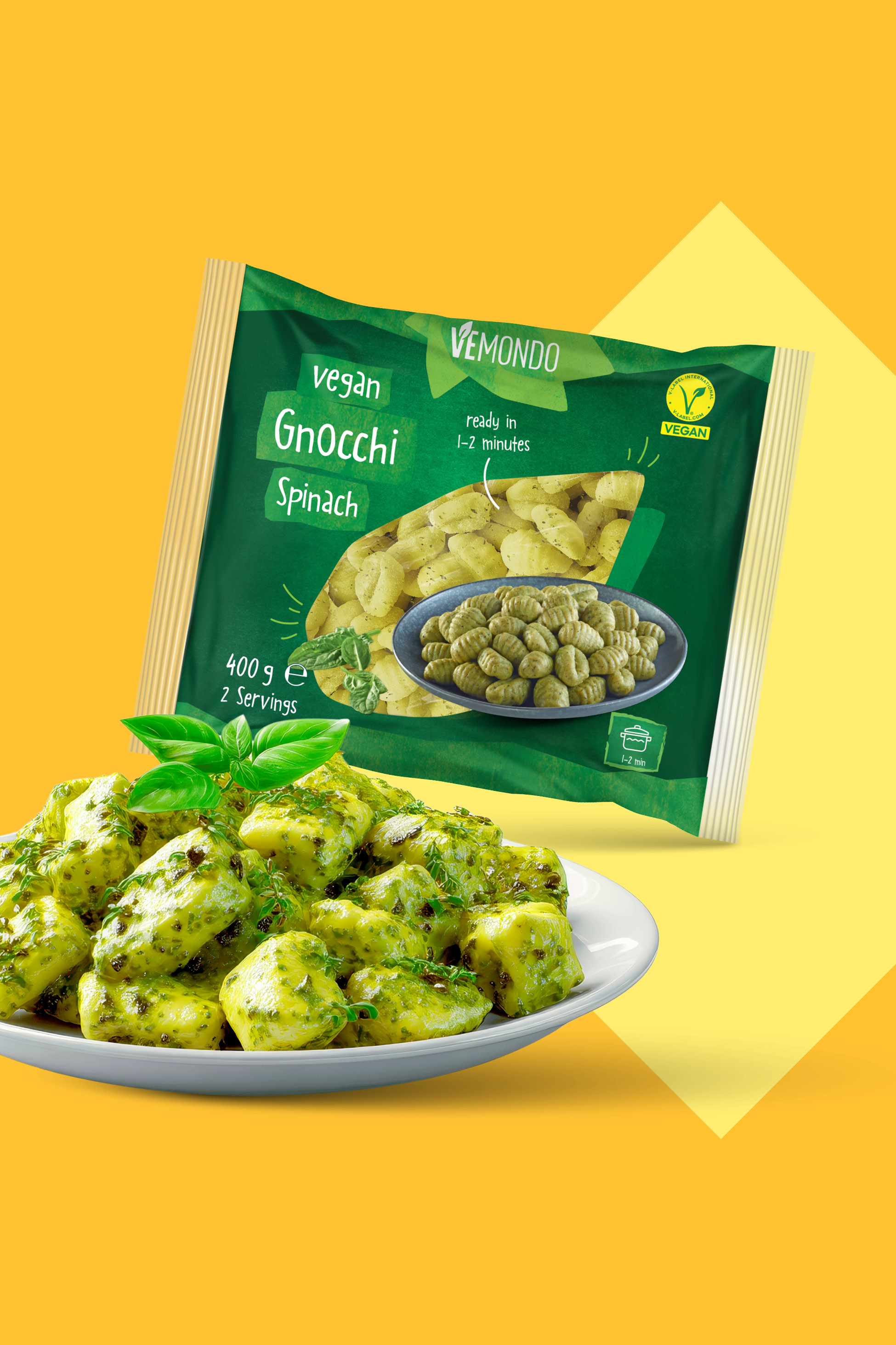 Veganski njoki s špinačo v zeleni embalaži in na belem krožniku, pripravljeni v 1-2 minutah.