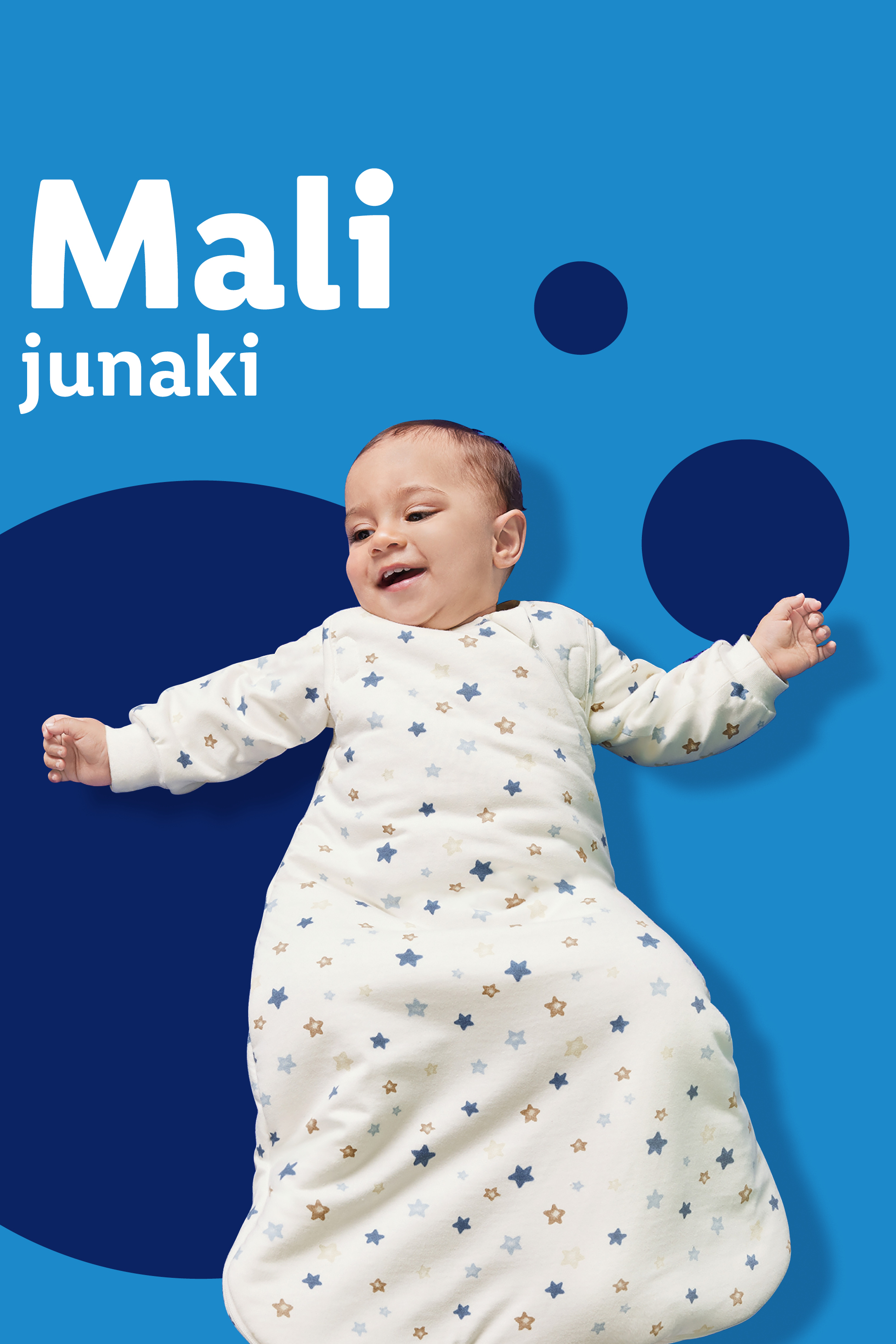 Dojenček v spalni vreči z zvezdicami, ki se smehlja na modrem ozadju.