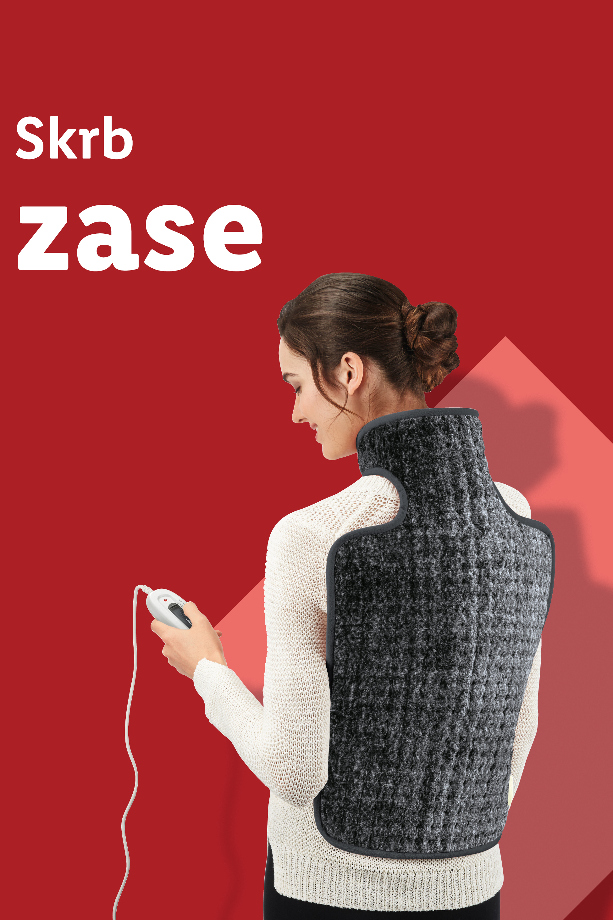 Ženska z električno grelno blazino za hrbet in vrat