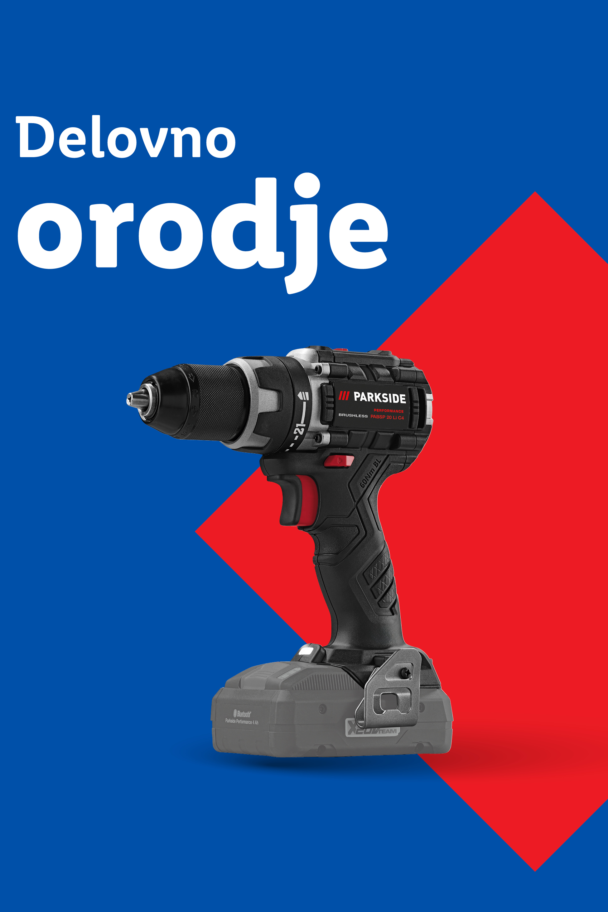 Parkside akumulatorski vrtalnik s črno-rdečim ročajem in sivo baterijo na modro-rdečem ozadju.