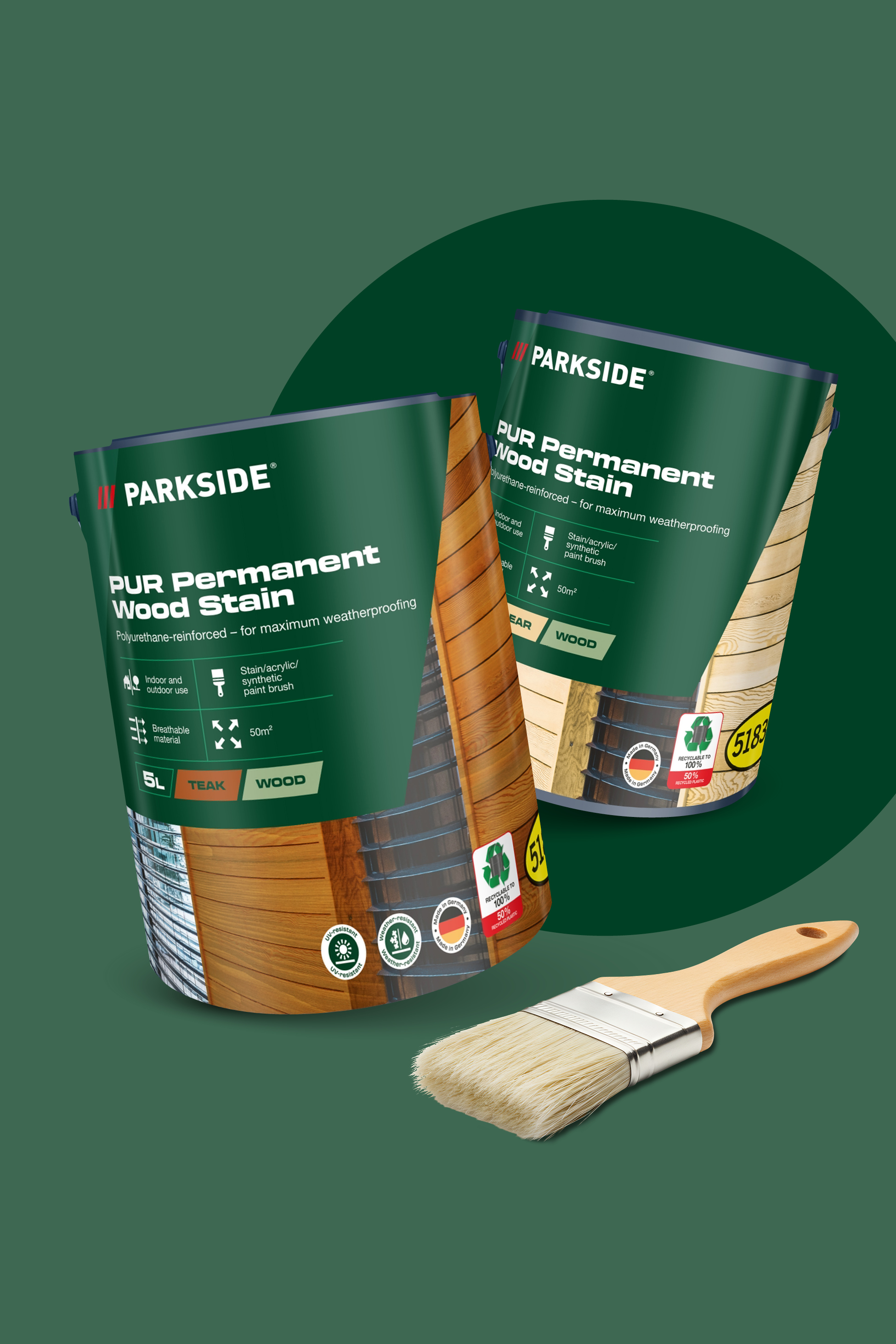 Dve posodi poliuretanskega lazurnega premaza za les in čopič na temno zelenem ozadju.