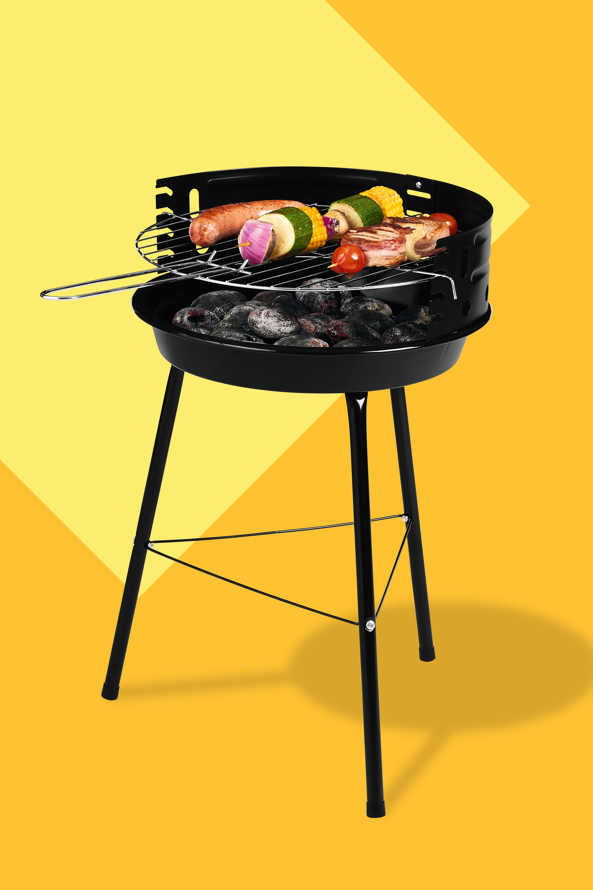 Žar na oglje s klobaso, zelenjavnimi nabodali in mesom na žaru.