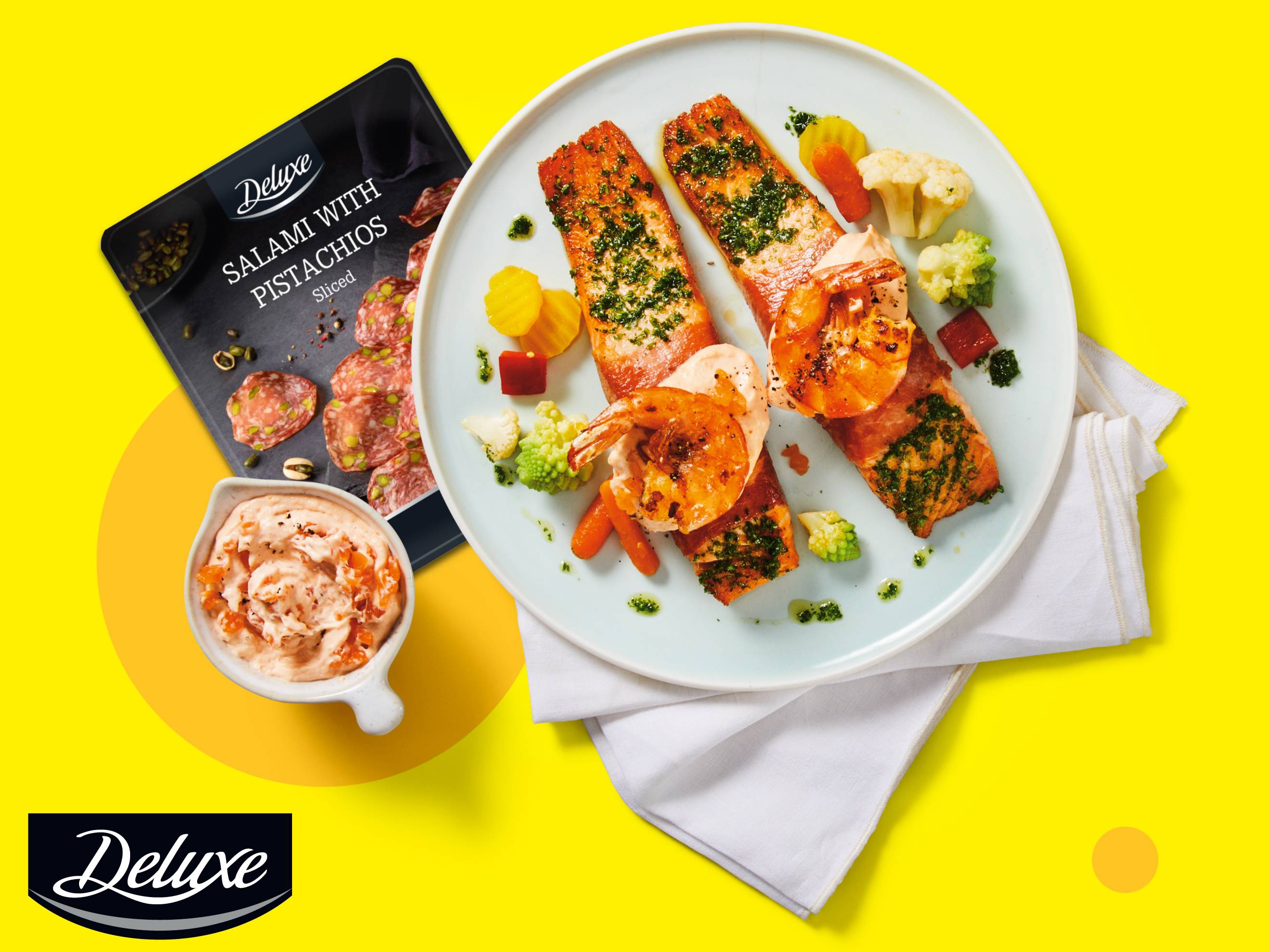 Losos s kozicami in zelenjavo, obložen s salamo s pistacijami in namazom.