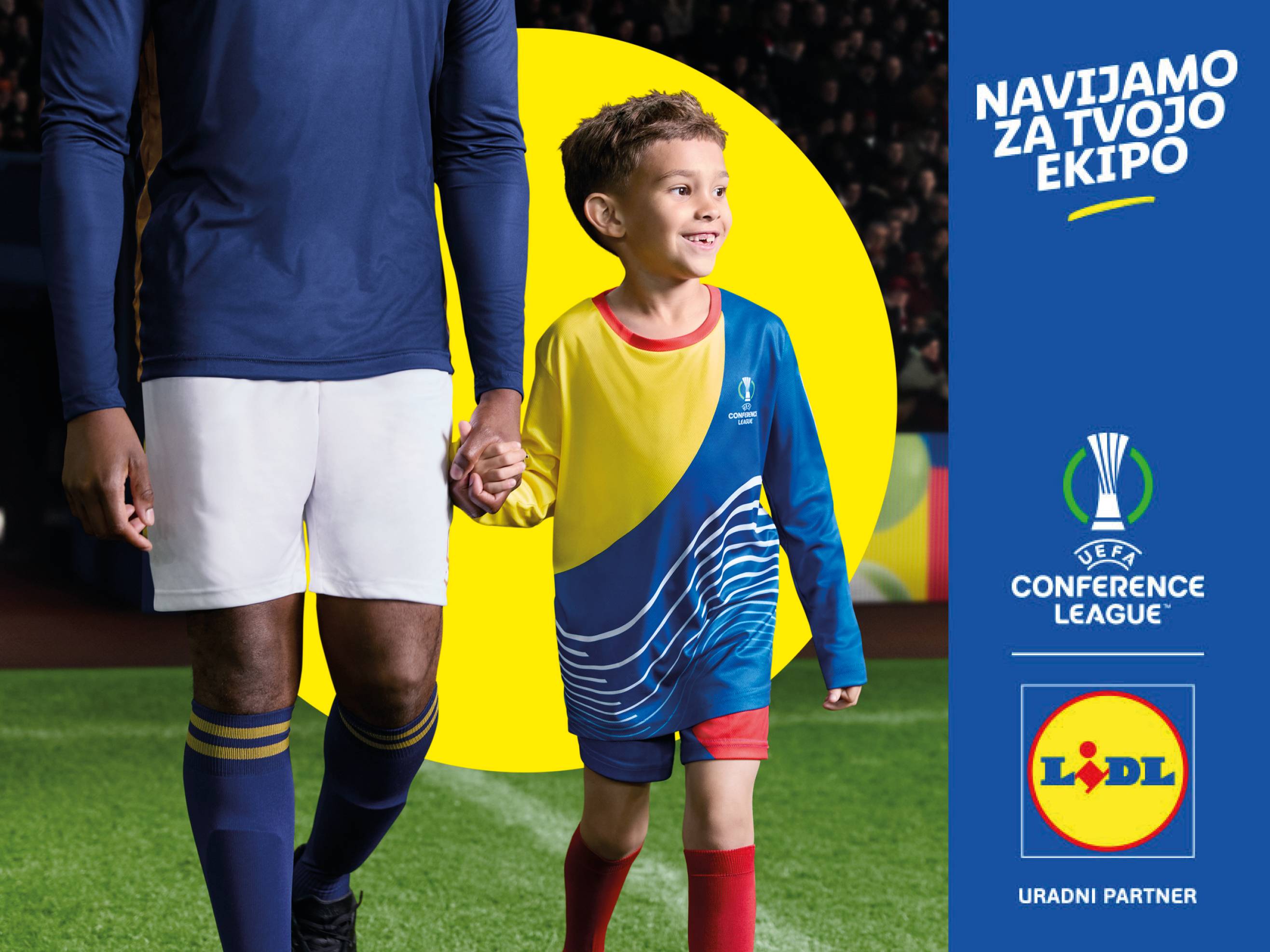 Nogometaš in otrok na igrišču, z logotipoma UEFA Conference League in Lidl.