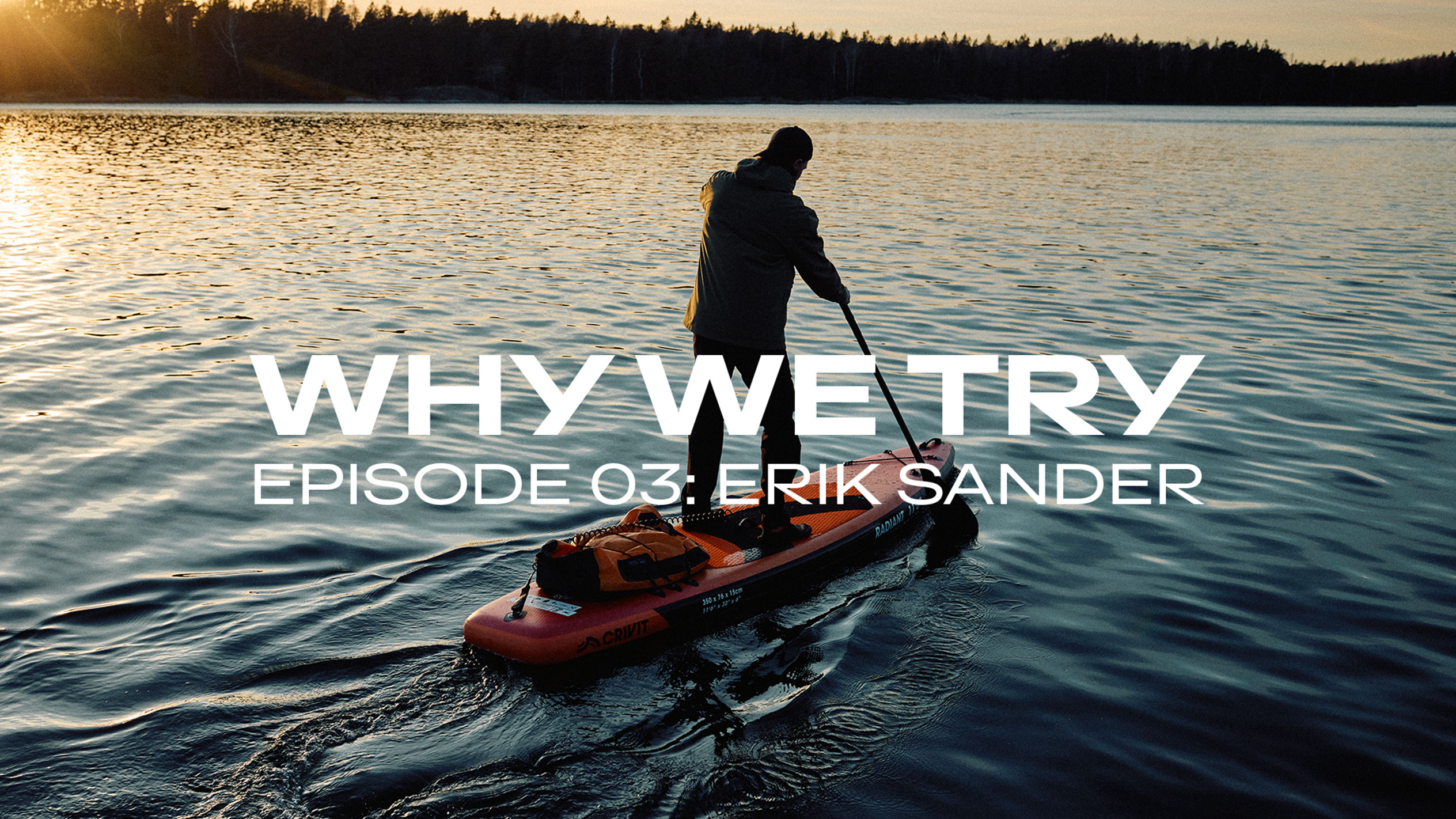 Moški vesla na SUP deski ob sončnem zahodu, besedilo: „WHY WE TRY EPISODE 03: ERIK SANDER“.